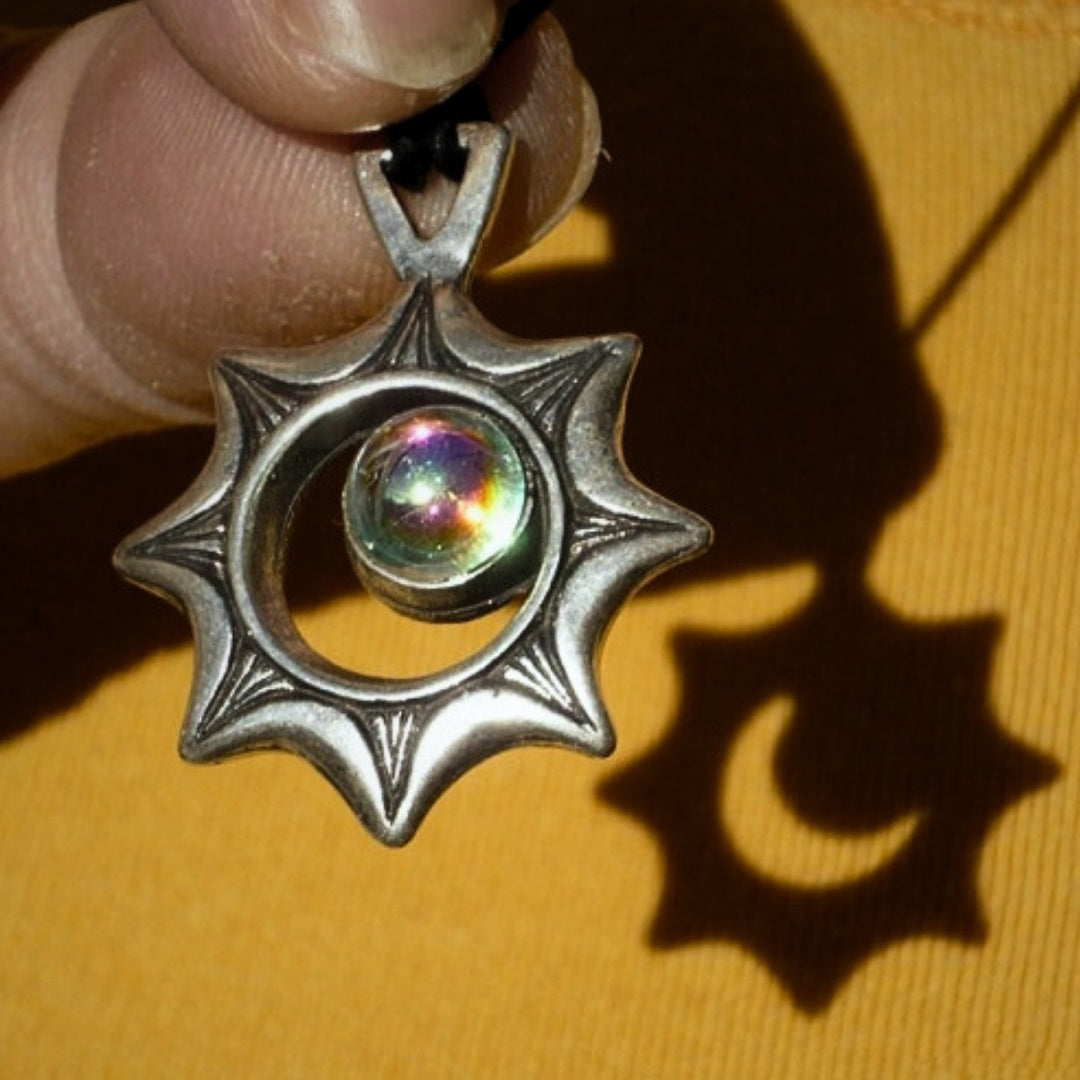 Halsband solförmörkelse – Optisk illusion – Present till en resenär - ECL32