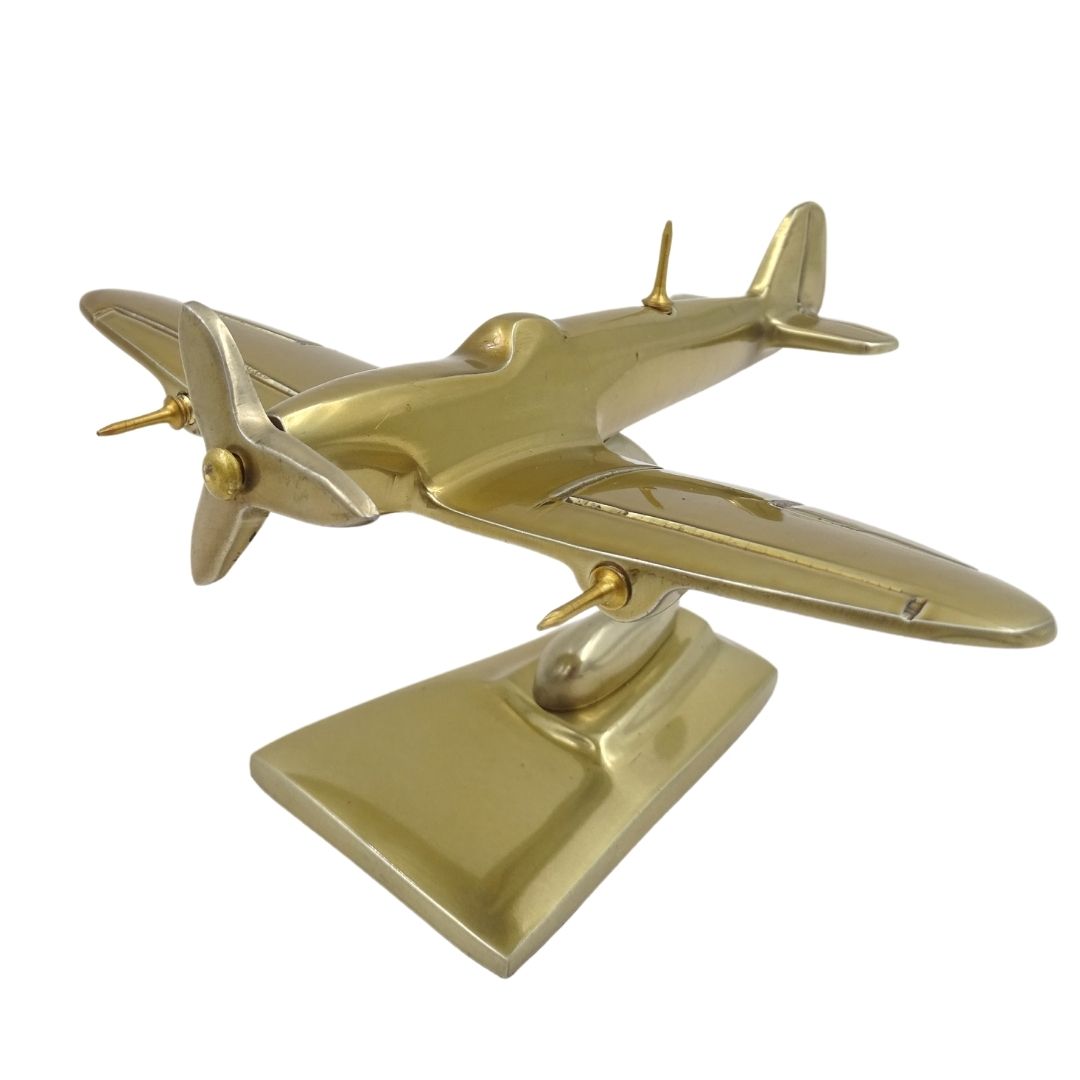 Modell av Spitfire-flygplan - legendariskt stridsflygplan från andra världskriget – SPIS
