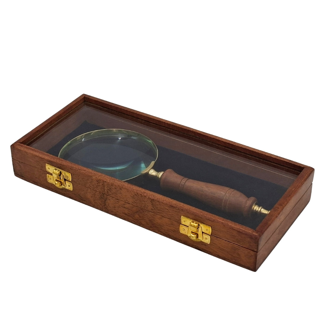 Förstoringsglas med trähandtag och mässingsdetaljer i elegant ask med glaslock - perfekt present med gravyrmöjlighet - mått 23 x 10 cm, naturliga material