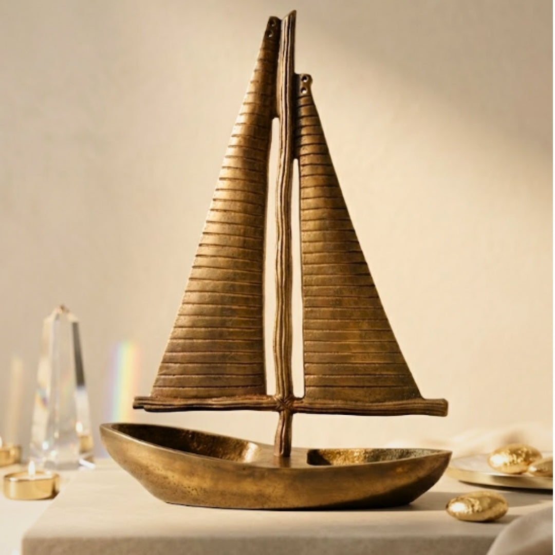Modell av yacht i guldfärgat aluminium, höjd 38cm - N-3670