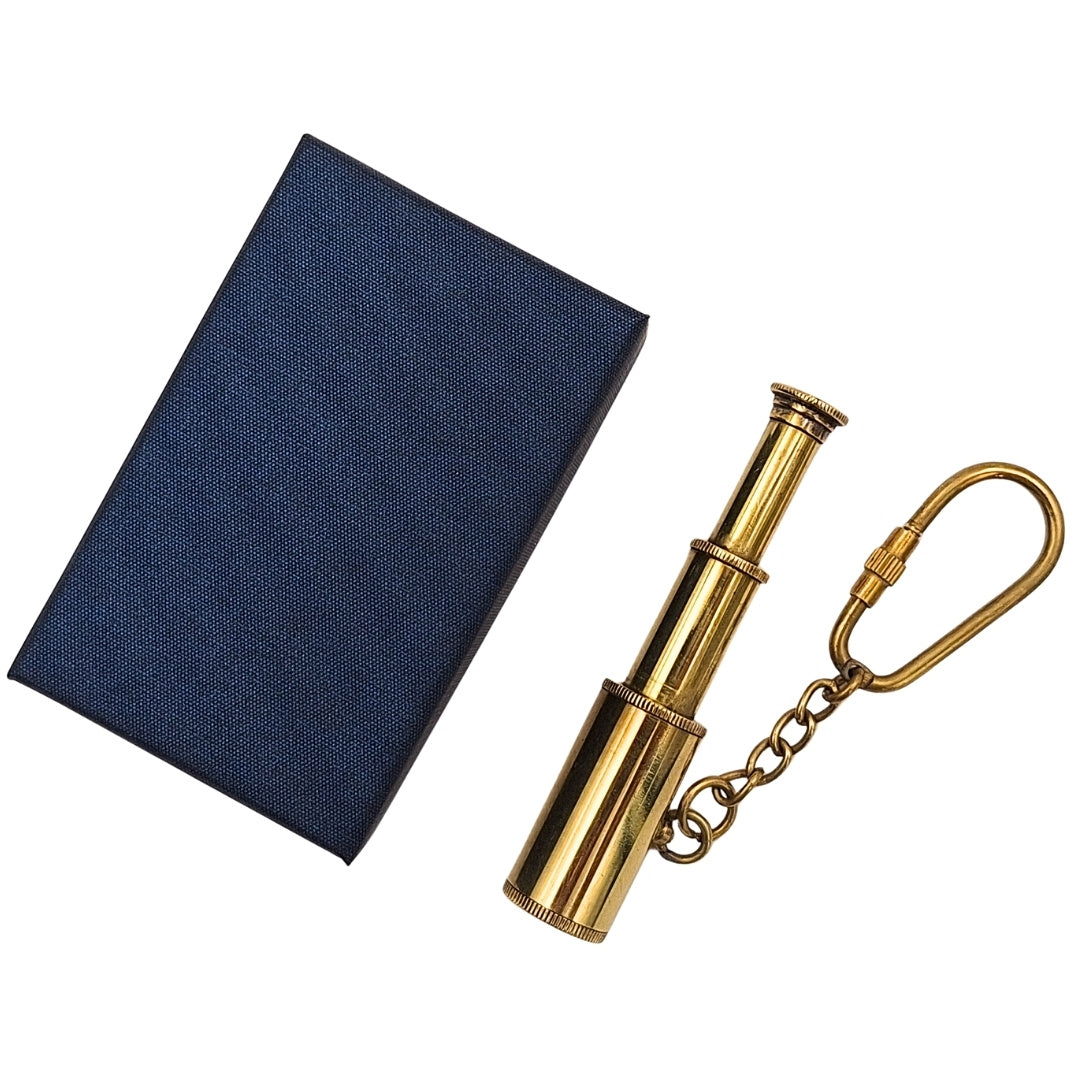 Nyckelring i mässing med kikare i elegant ask – retro maritim present – KEY-0016A