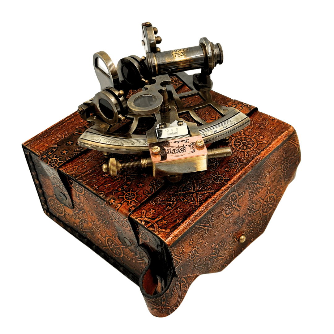 Mässingssekstant i retrostil i läderfodral - elegant navigationsinstrument med gravyrmöjlighet - perfekt present för seglings- och historieälskare - mått 13x12x7 cm
