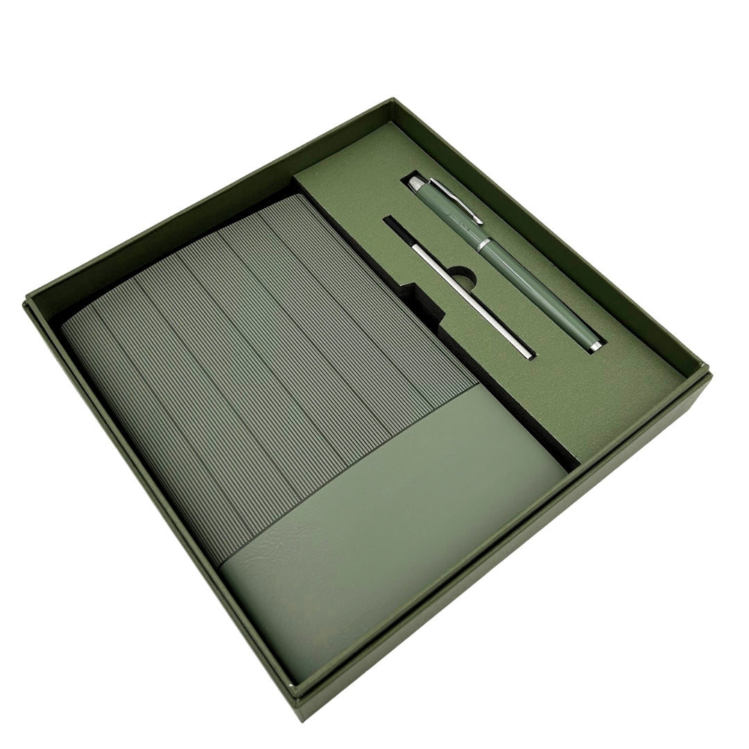 Elegant presentset - anteckningsbok i läder A5 med penna i presentask - olivgrön - EE14