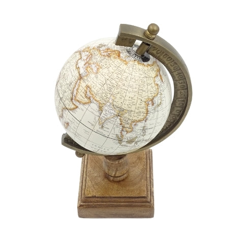 Stilfull dekorativ glob Amundsen på träfot med gravyr - elegant inredningsdetalj för klassiska, loft- och koloniala miljöer, perfekt som present - höjd 26,5 cm, vit-brun färg, pedagogisk text på engelska