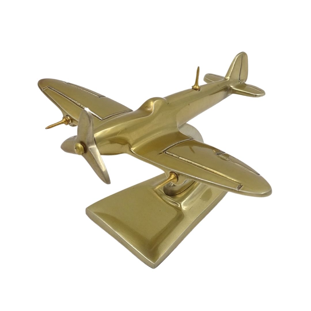 Modell av Spitfire-flygplan - legendariskt stridsflygplan från andra världskriget – SPIS