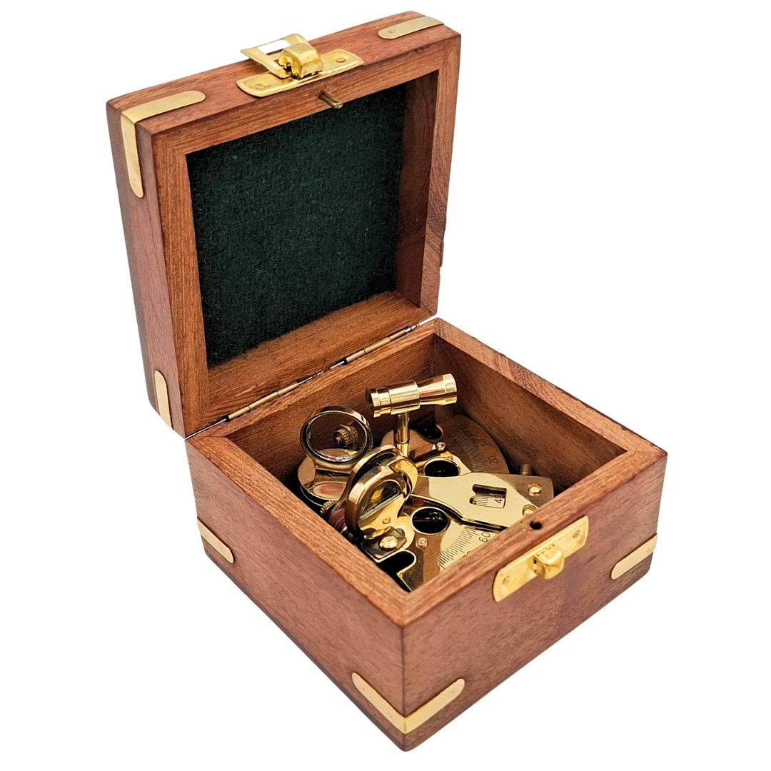 Mässingssekstant i träask med möjlighet till gravyr – elegant present till seglare och sjöman, 7x7x4 cm, högkvalitativ mässing och glas