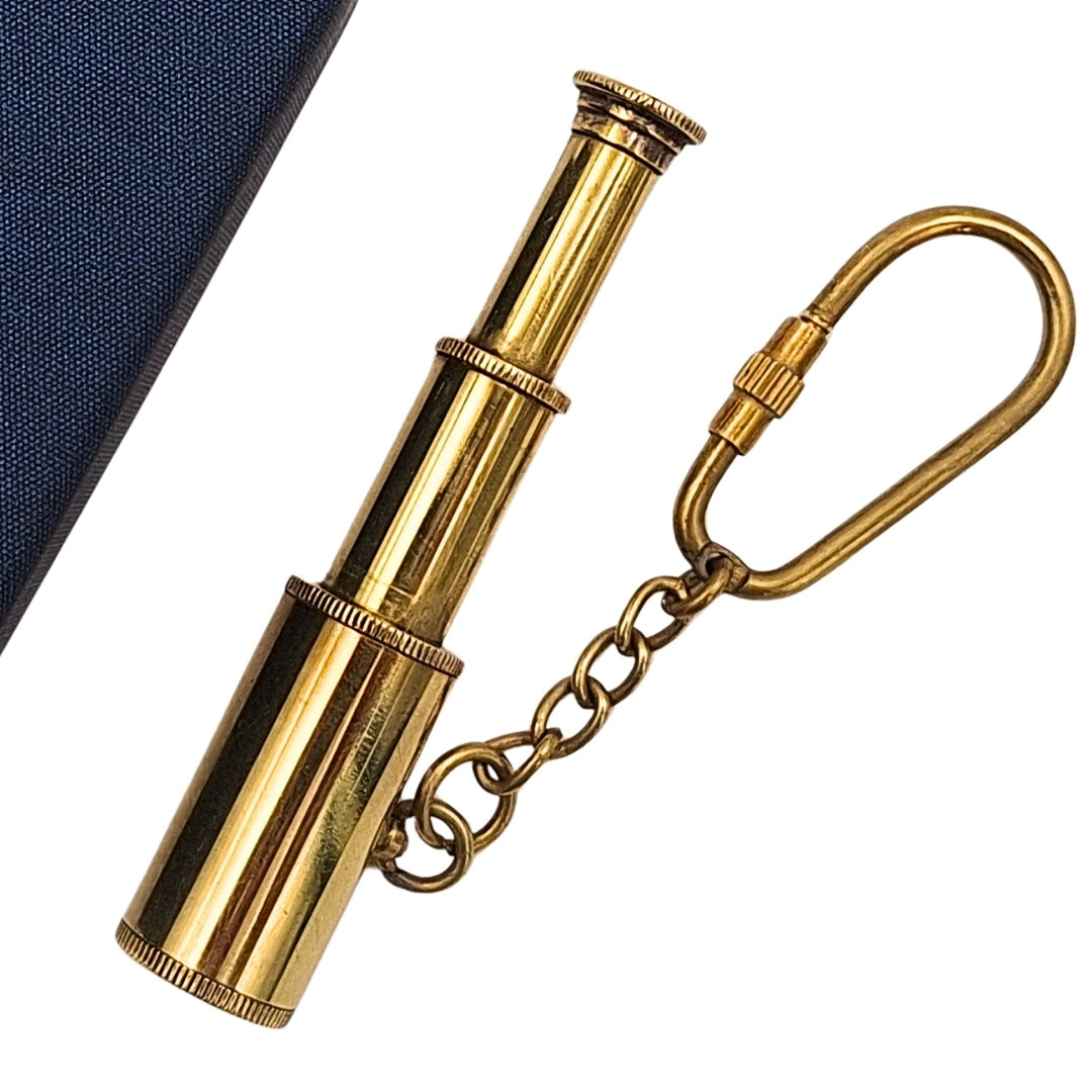 Nyckelring i mässing med kikare i elegant ask – retro maritim present – KEY-0016A