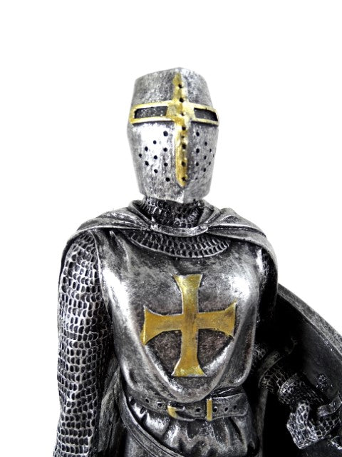 Figur av en korsriddare, 30 cm, med gravyr