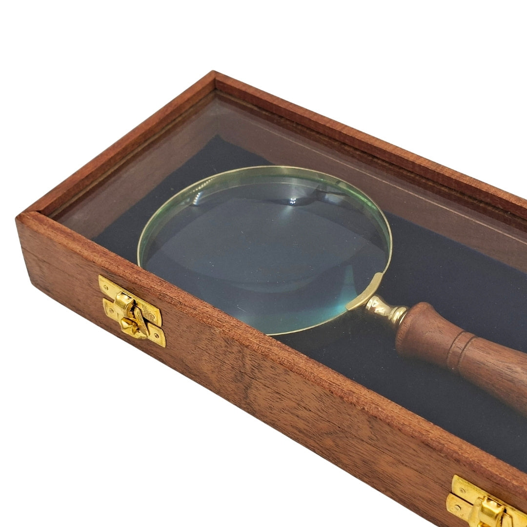 Förstoringsglas med trähandtag och mässingsdetaljer i elegant ask med glaslock - perfekt present med gravyrmöjlighet - mått 23 x 10 cm, naturliga material