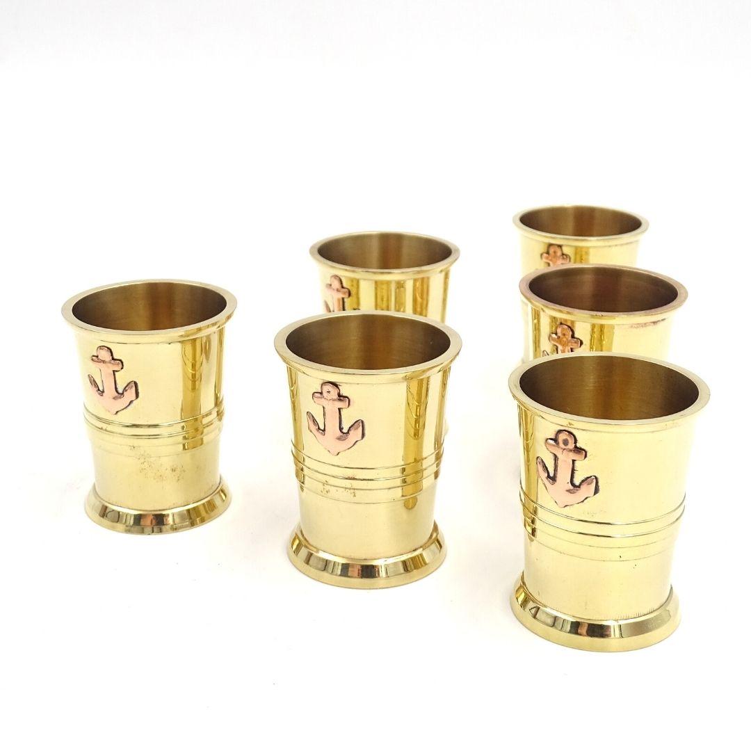 Set med 6 metallglas med ankarmotiv i träask - perfekt som present med möjlighet till personlig gravyr - guldfärgad mässing, volym 50 ml, elegant design för marinälskare