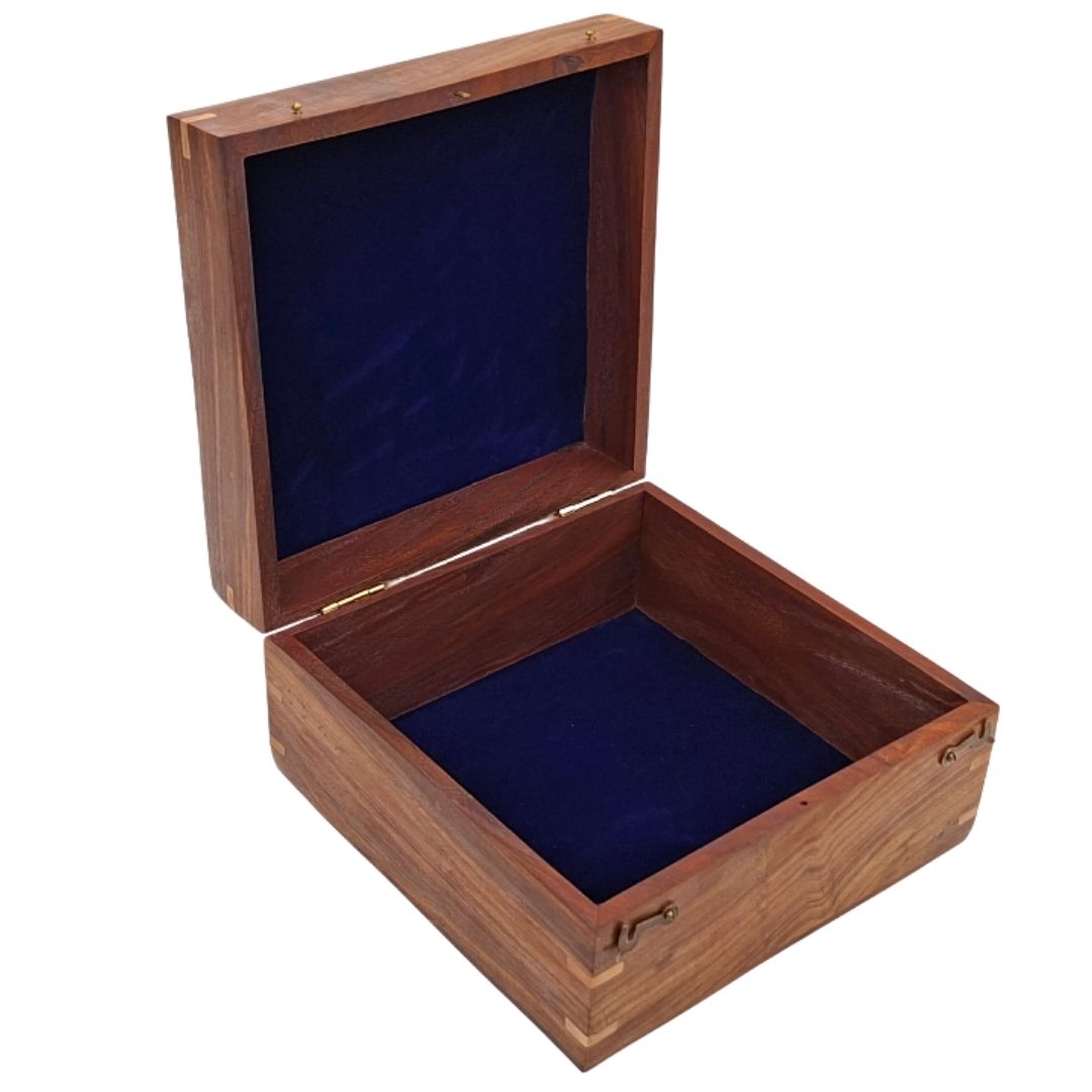 Elegant presentask i trä 20x20x11 cm med marinblått inlägg och möjlighet till personlig gravyr