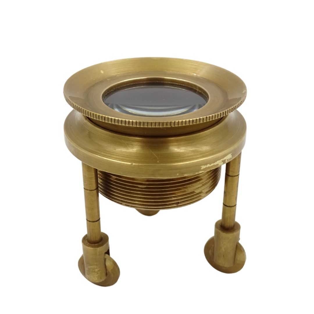 Förstoringsglas på trefot – MAG-0015
