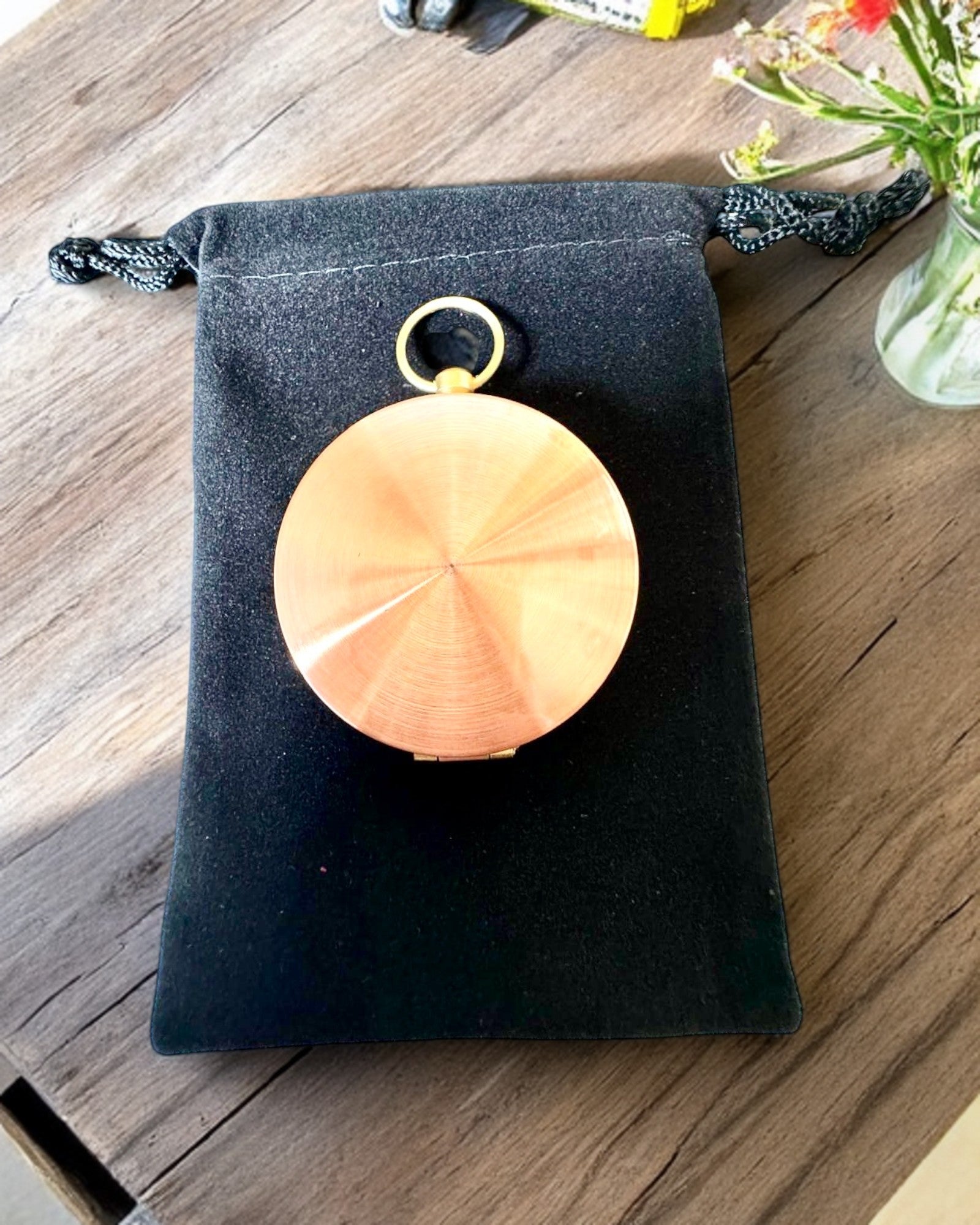 Kompass i roséguld - navigationsinstrument i retrostil – en bärbar och precisionsinstrument för att bestämma riktning för resenärer och upptäcktsresande. Gravyr, personalisering.