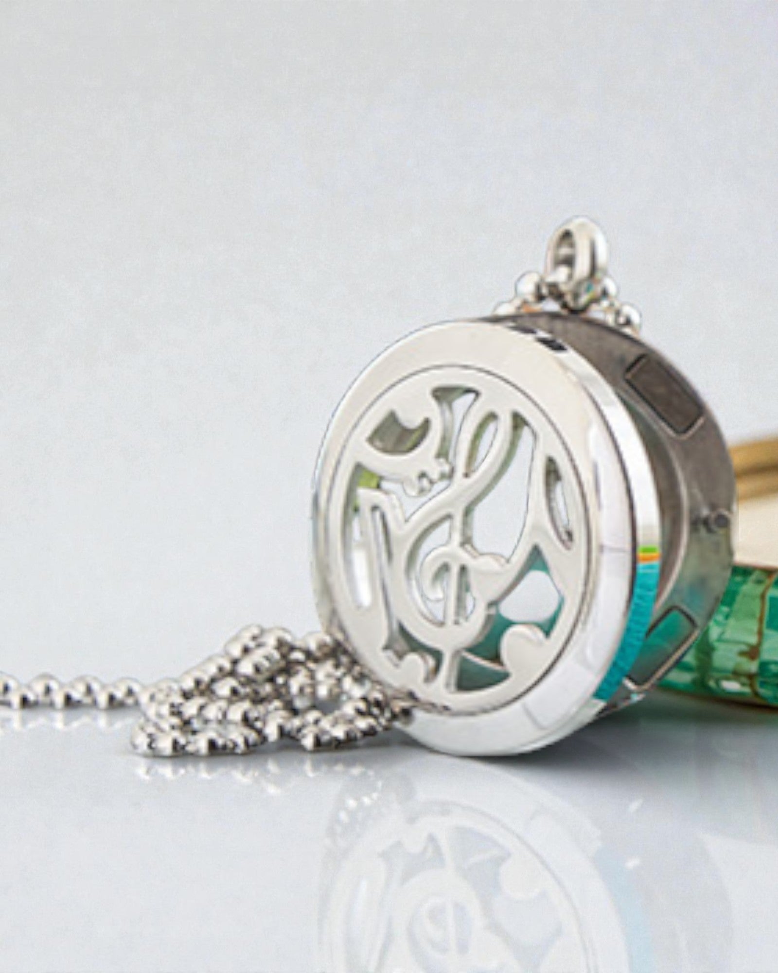 Doftsymfoni – aromaterapeutiskt halsband med motiv av musiknoter 25 mm
