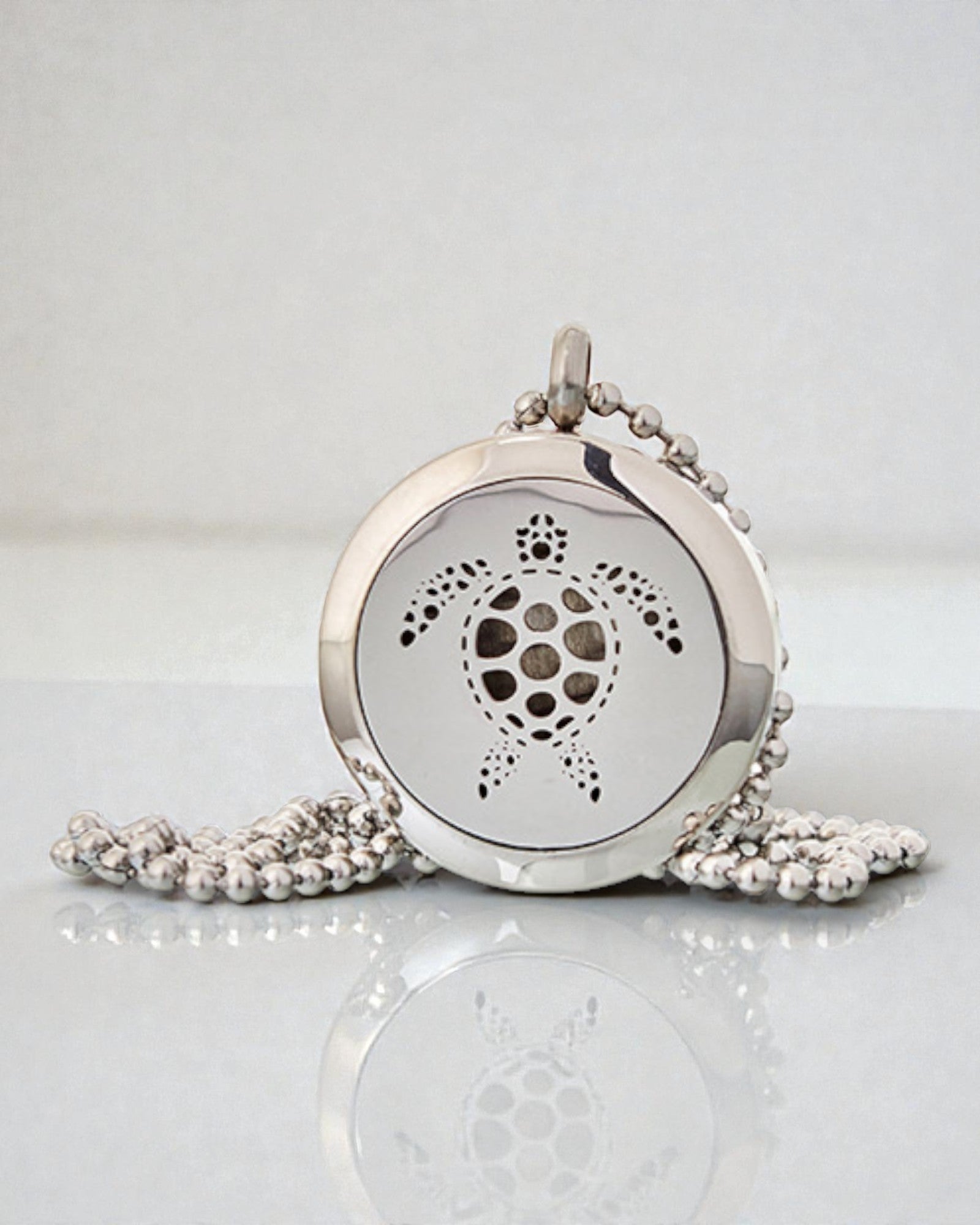 AromaTurtle – aromaterapihalsband med sköldpaddsmotiv 25 mm i rostfritt stål