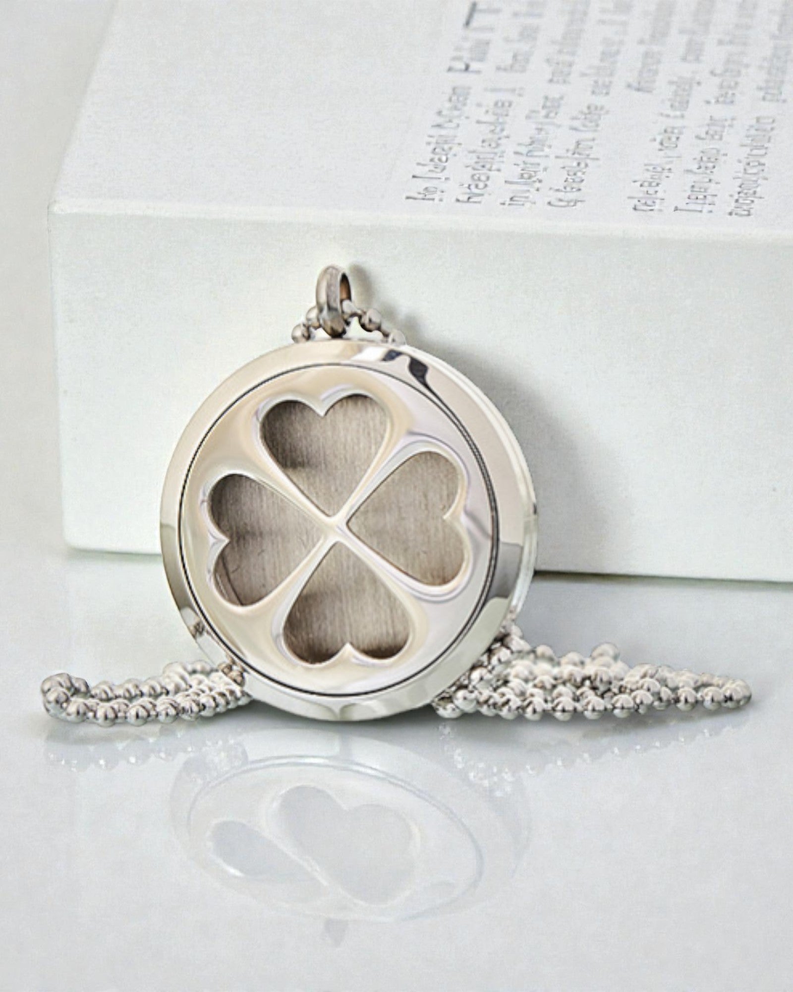 AromaClover – aromaterapeutiskt halsband med fyrklövermedaljong 30 mm