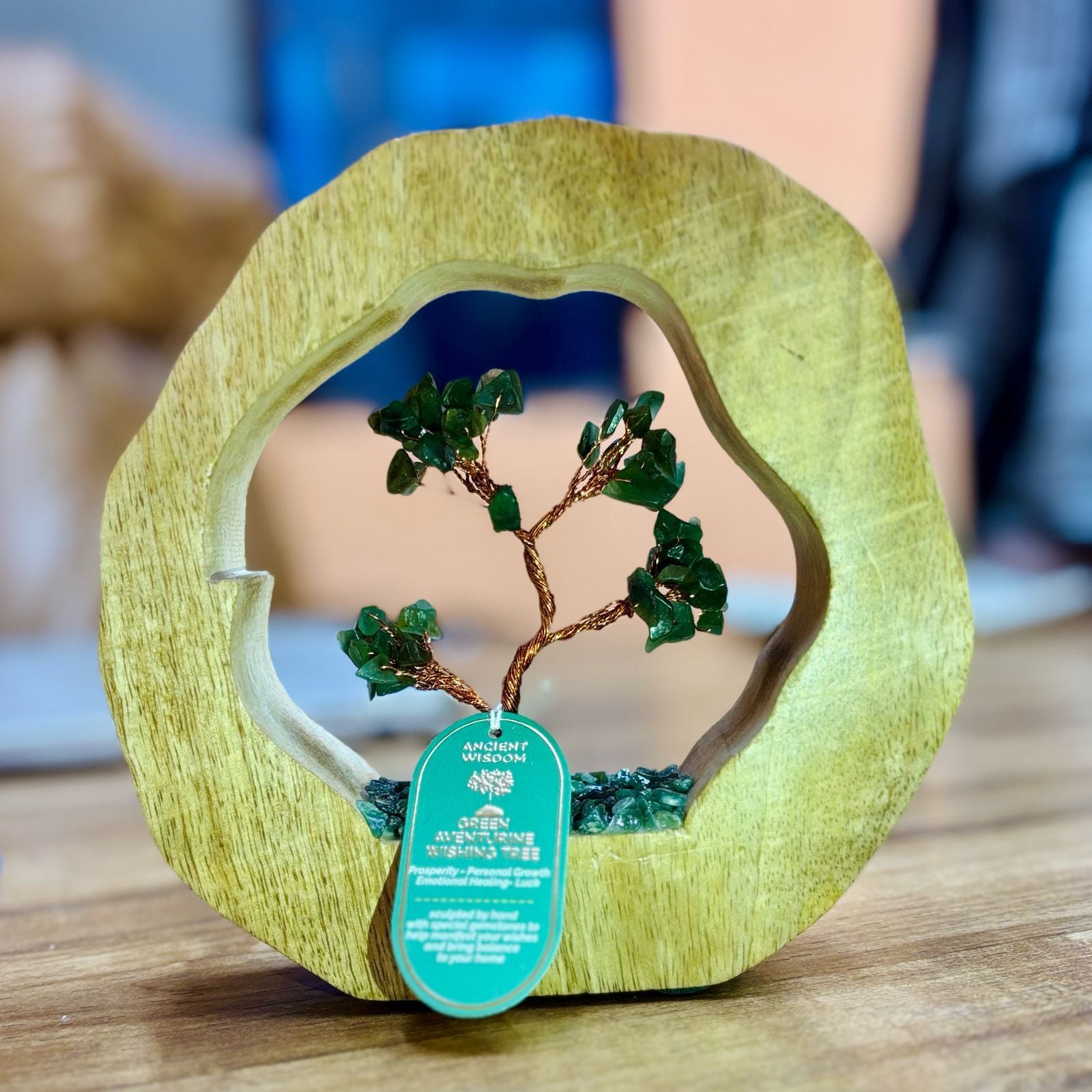 Trädgårdsträd av Grön Aventurin i Mangoträ Ram – Handgjord med 60 Chipstenar – Perfekt som Present – Mått 17,5x17x4 cm, Vikt 350 g