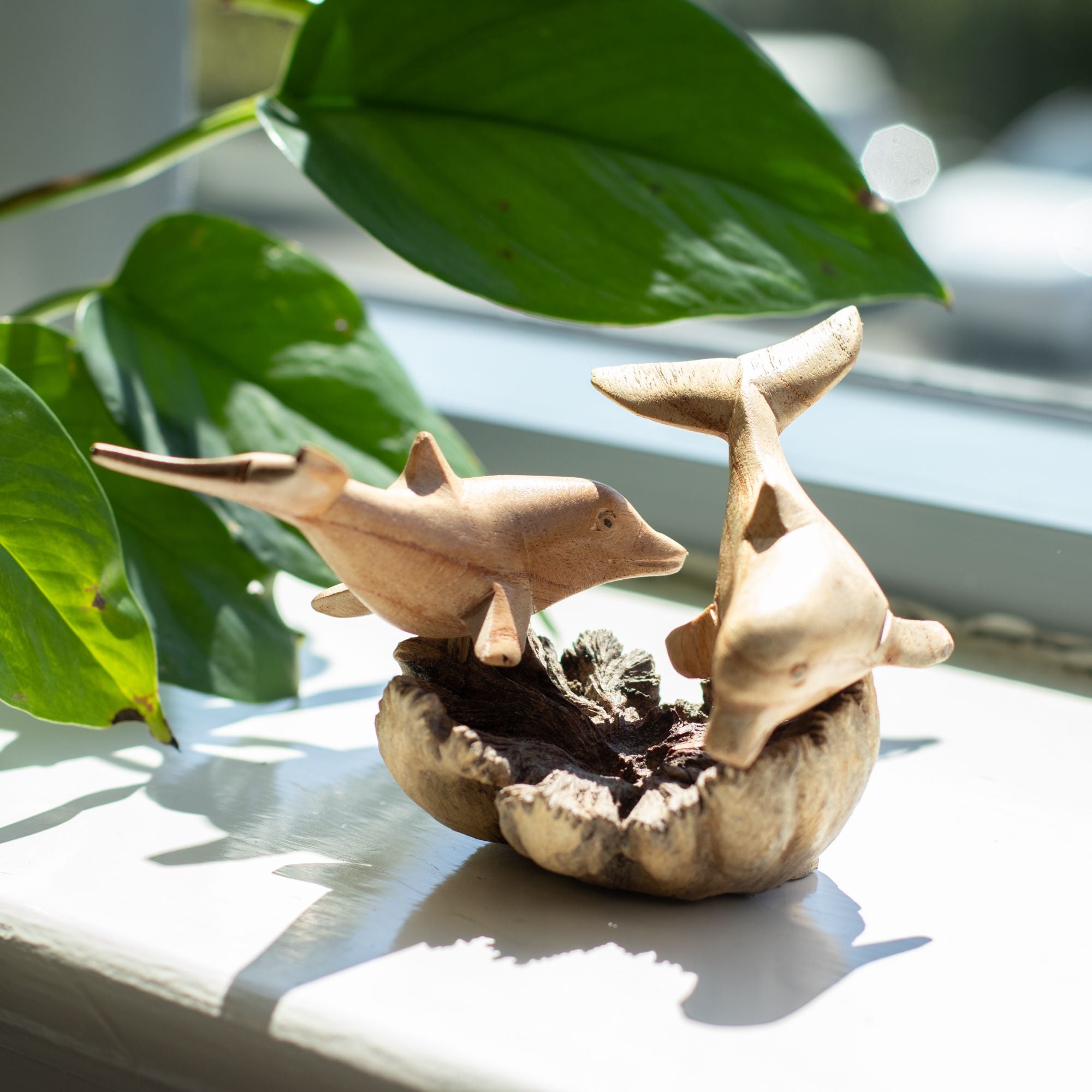 Handgjord skulptur i parasitträ