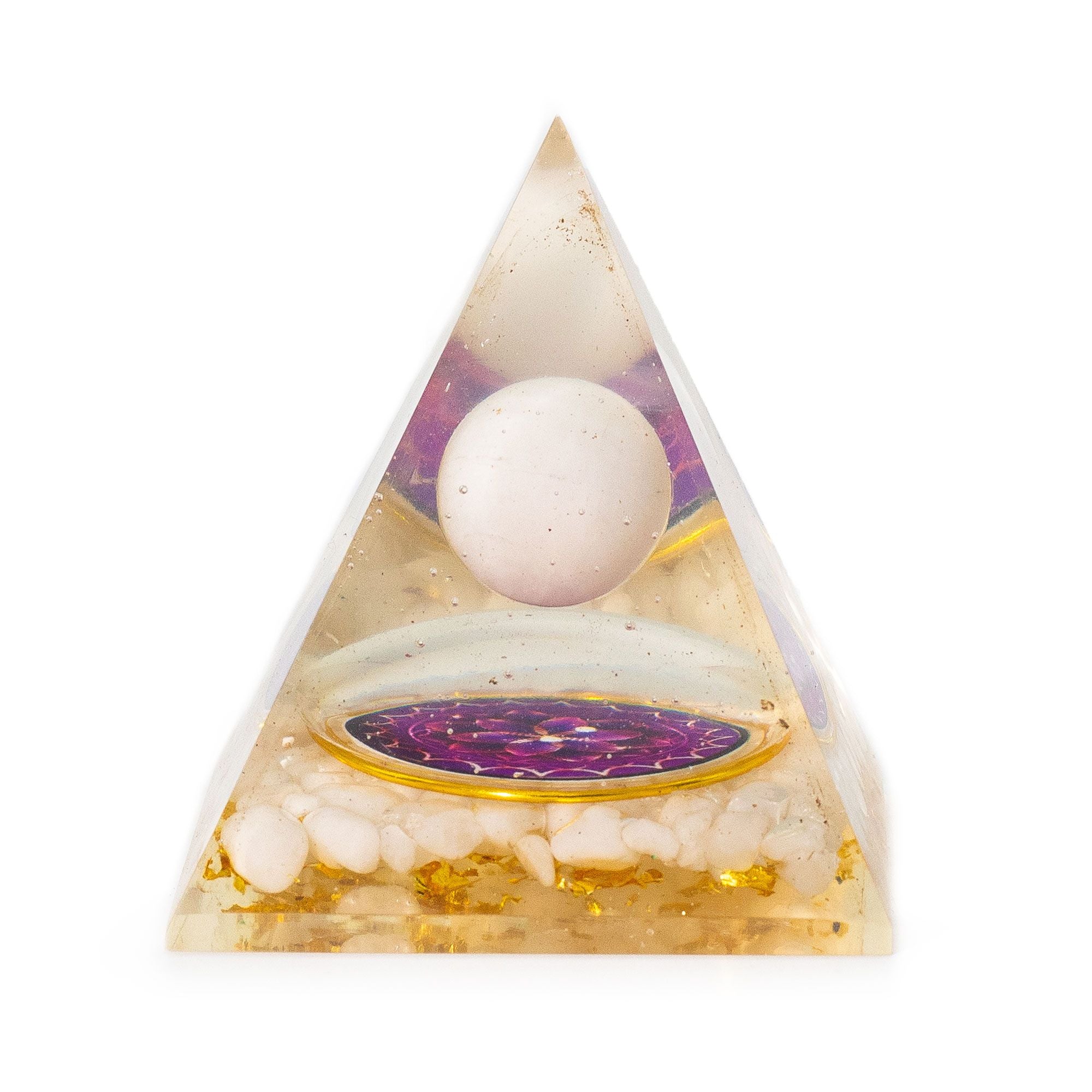 Orgonitpyramid med vit kvartsboll 7x6 cm - naturliga kvartsbitar och guldflingor