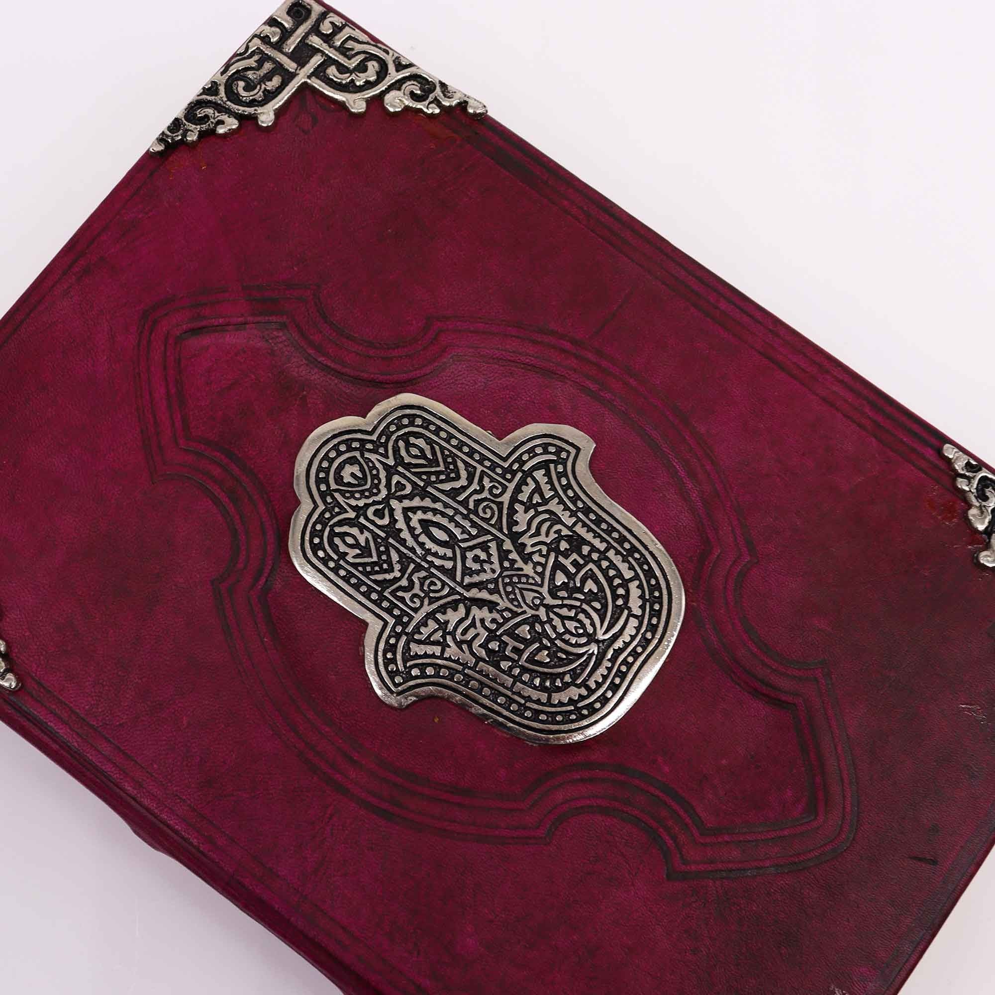 Hefty Red Tan-bok med Hamsa-dekoration