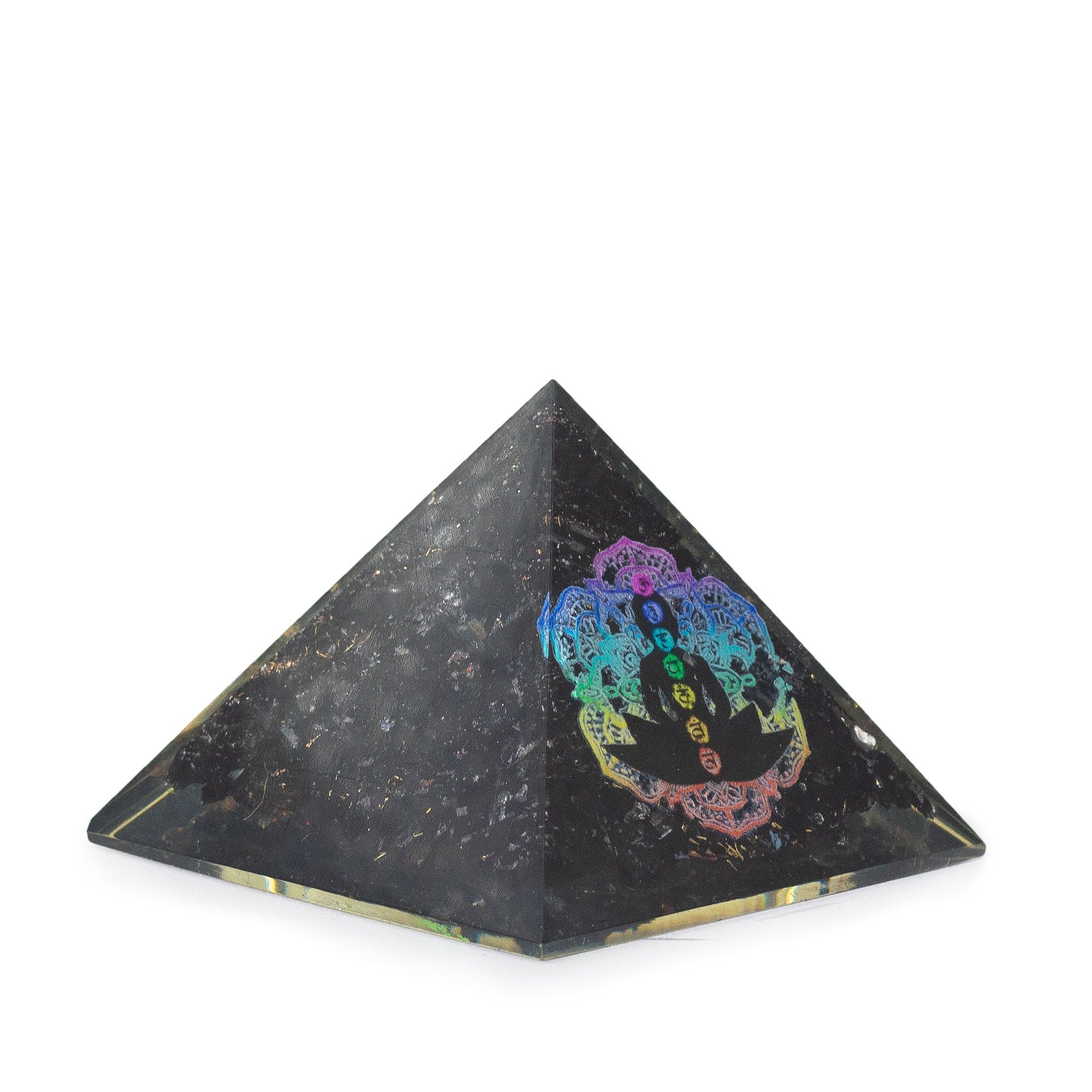 Liten orgonitpyramid av svart turmalin 5,5x4,5 cm med buddhamotiv och chakran