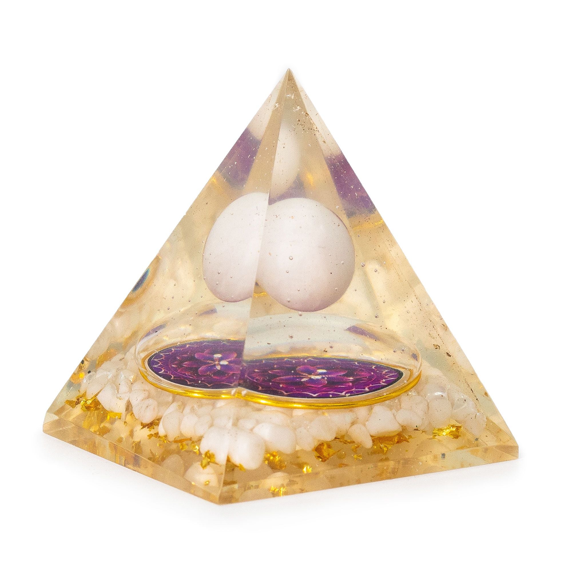 Orgonitpyramid med vit kvartsboll 7x6 cm - naturliga kvartsbitar och guldflingor