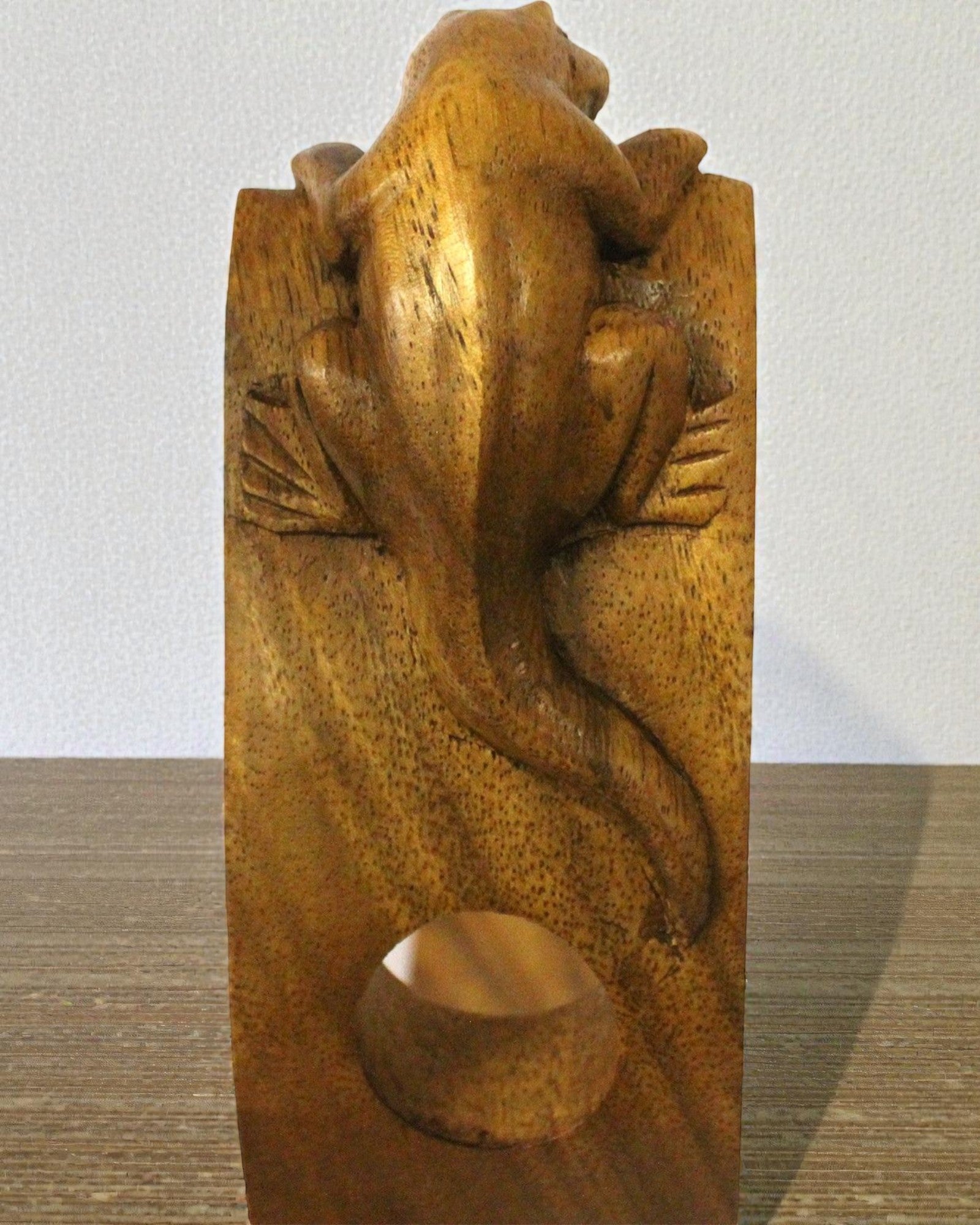 Gekon Balance – Konstnärlig balanserande vinflaskhållare i suarträ