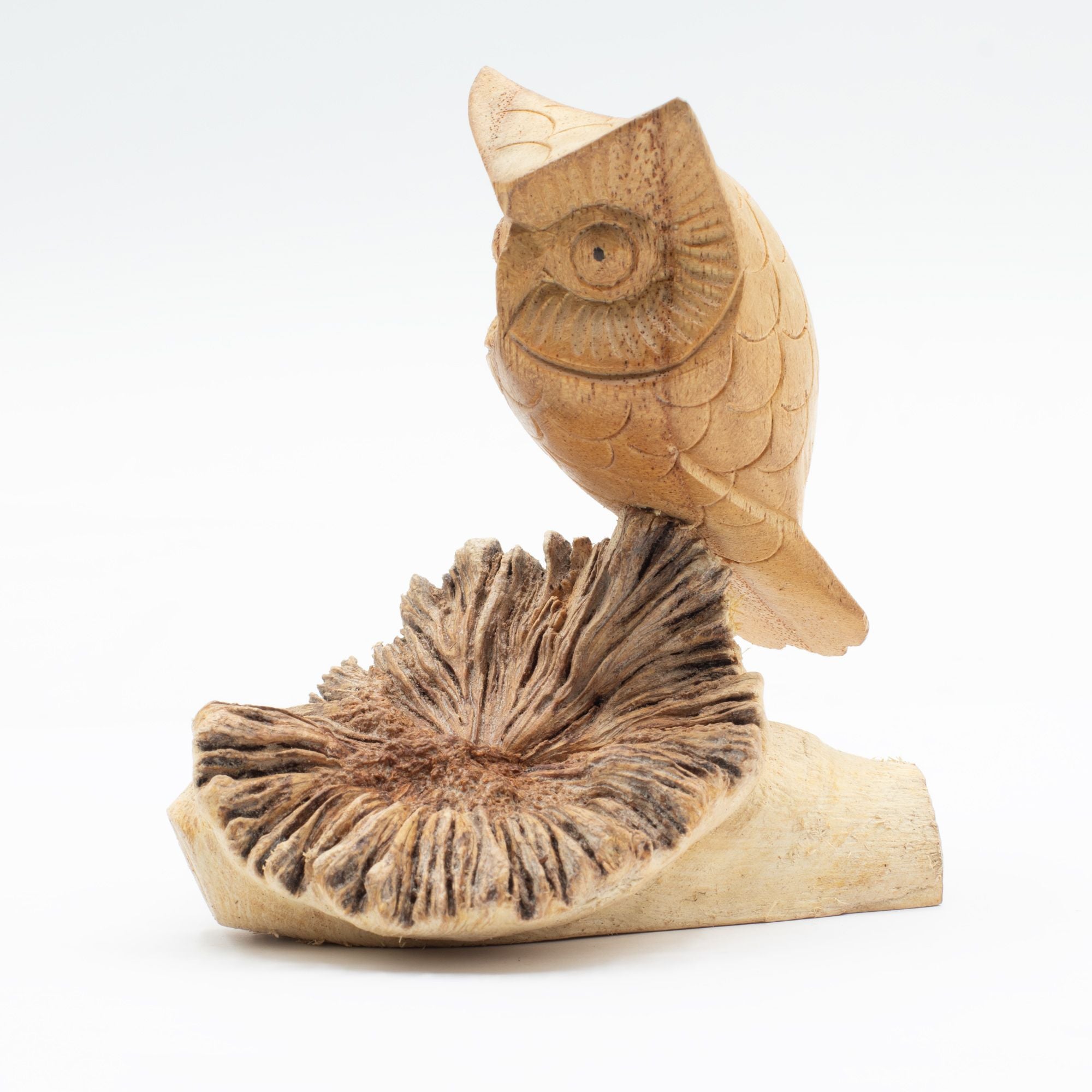 Handgjord uggleskulptur av trädknöl – unik figur som present, höjd 11 cm, naturliga nyanser från Indonesien
