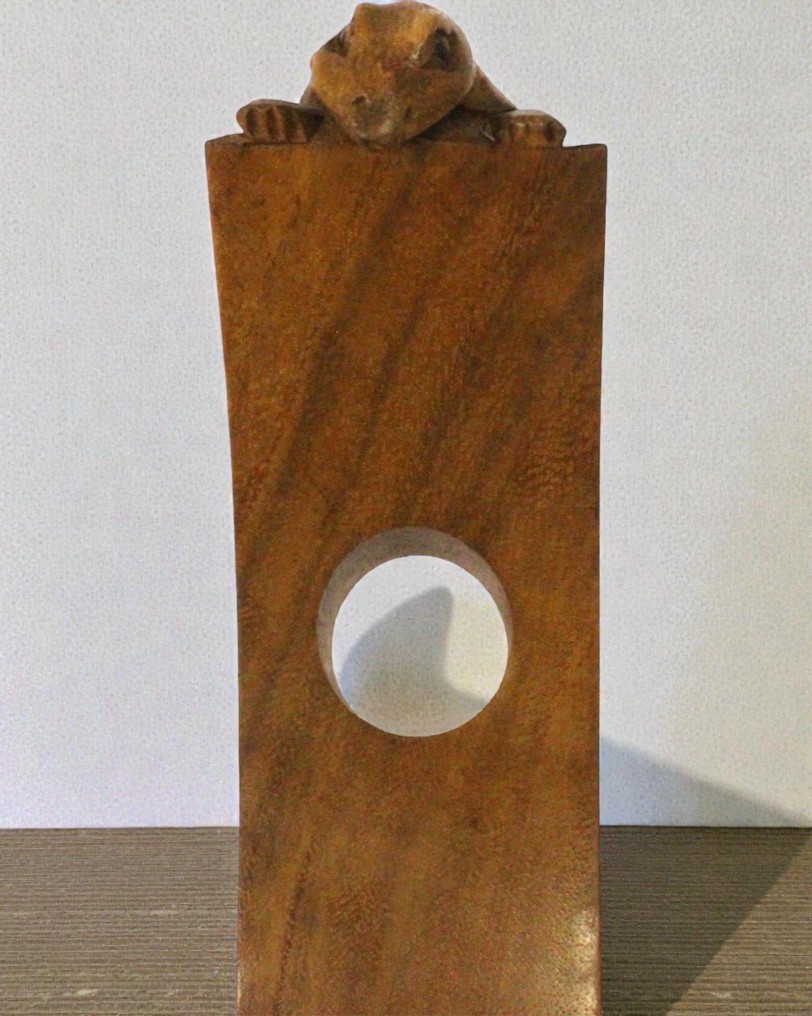 Gekon Balance – Konstnärlig balanserande vinflaskhållare i suarträ