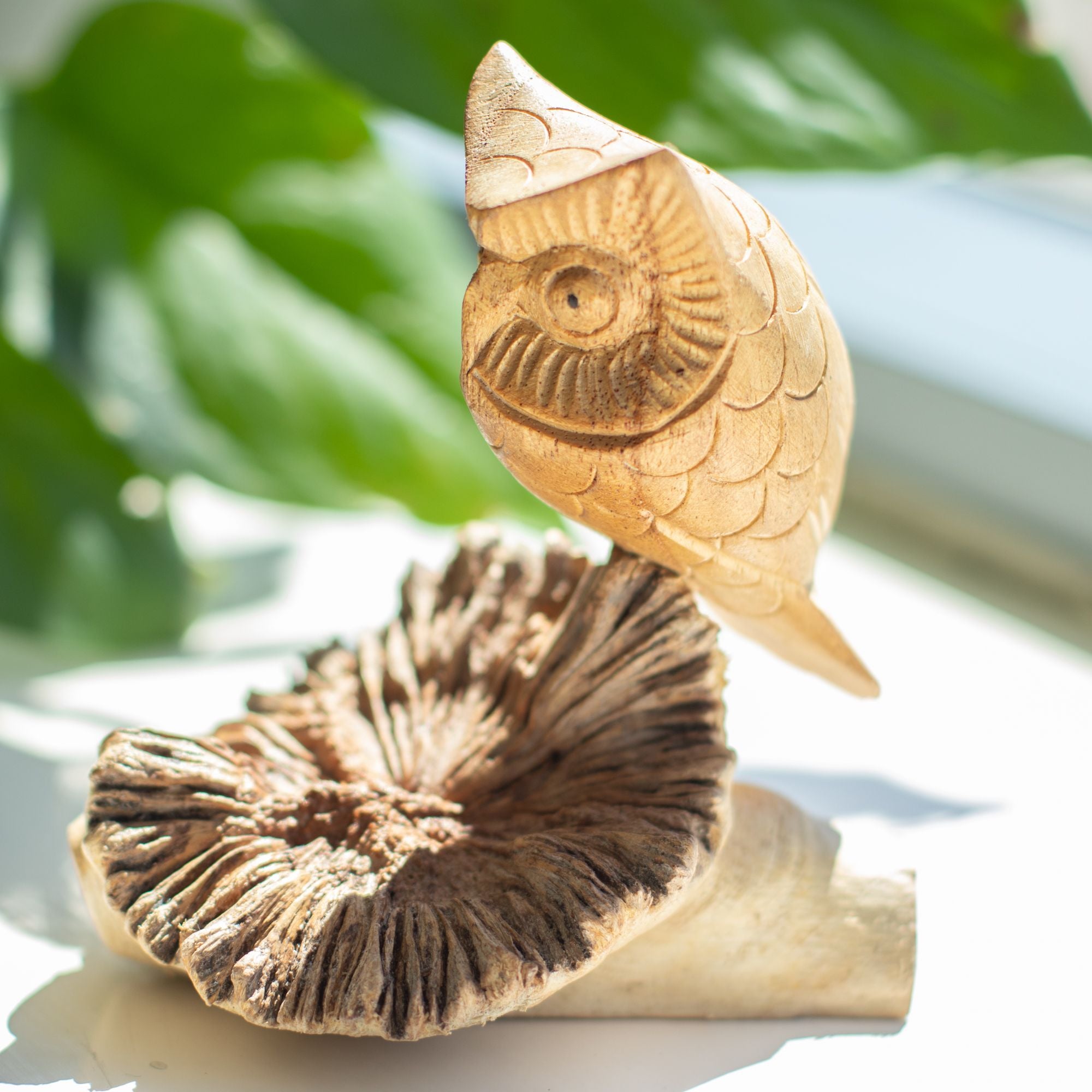 Handgjord uggleskulptur av trädknöl – unik figur som present, höjd 11 cm, naturliga nyanser från Indonesien