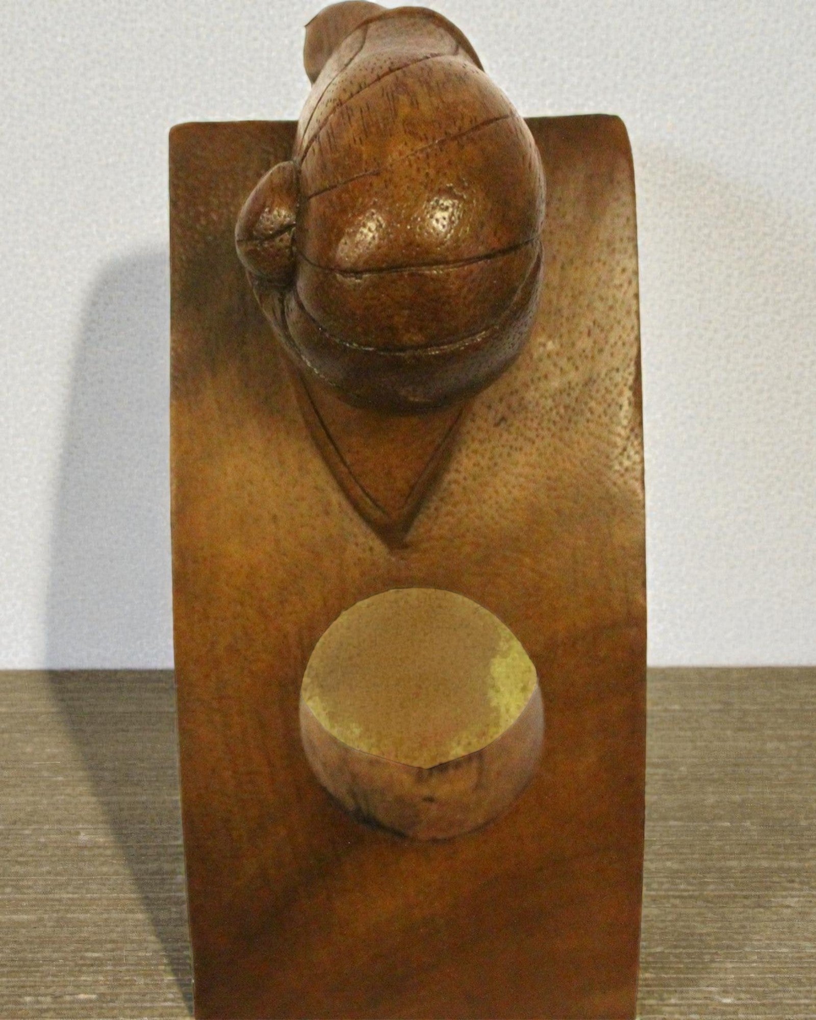 Sommelierns snigel – handskuren balanserande flaskhållare för vin av suarträ