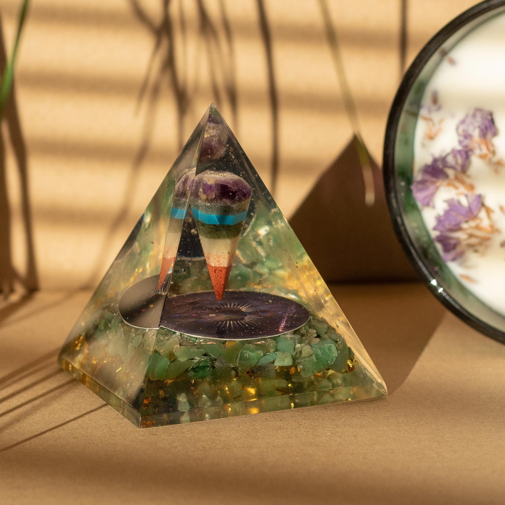 Medelstor orgonitpyramid med pendel och gröna aventurinkrämor 7x6 cm