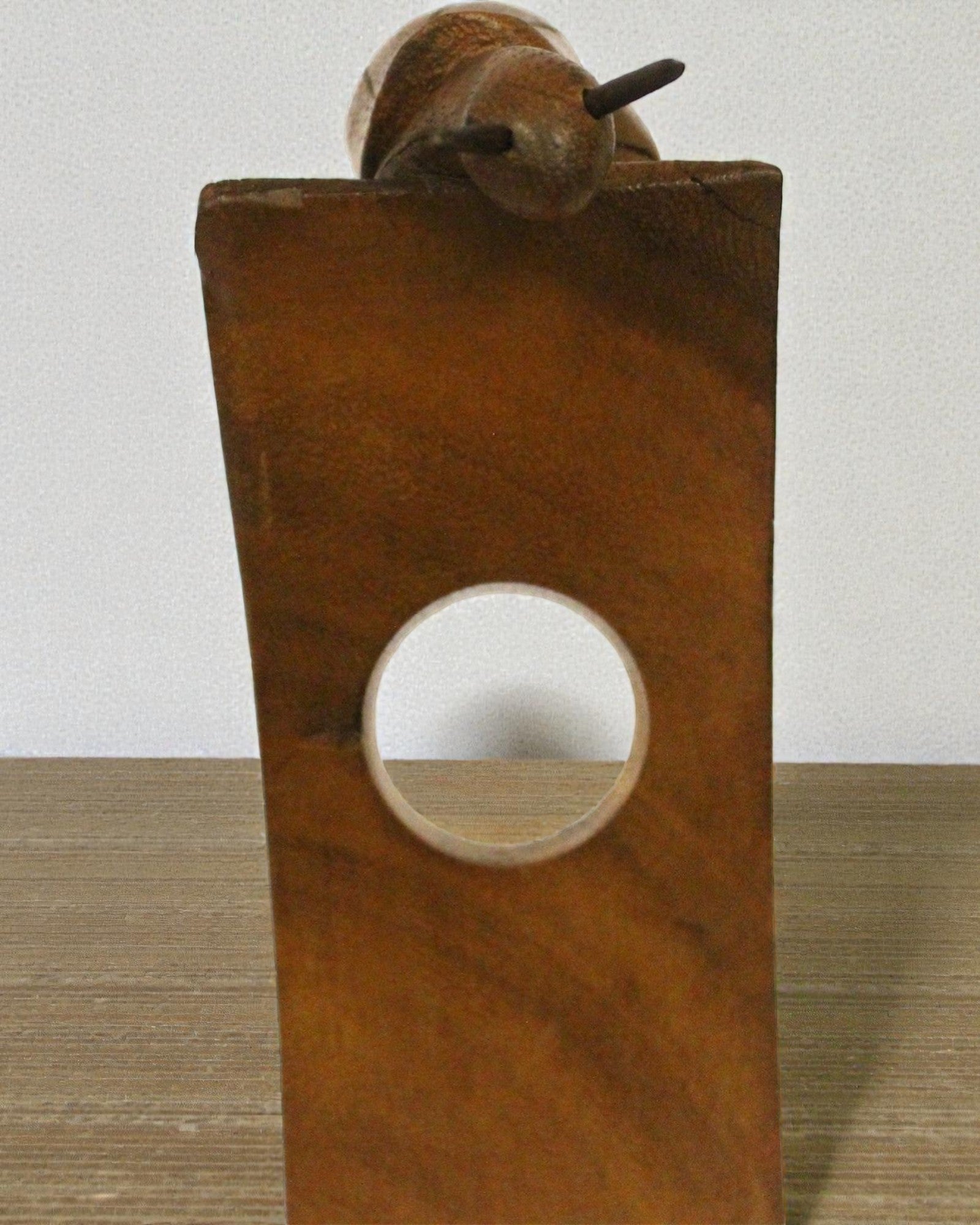 Sommelierns snigel – handskuren balanserande flaskhållare för vin av suarträ