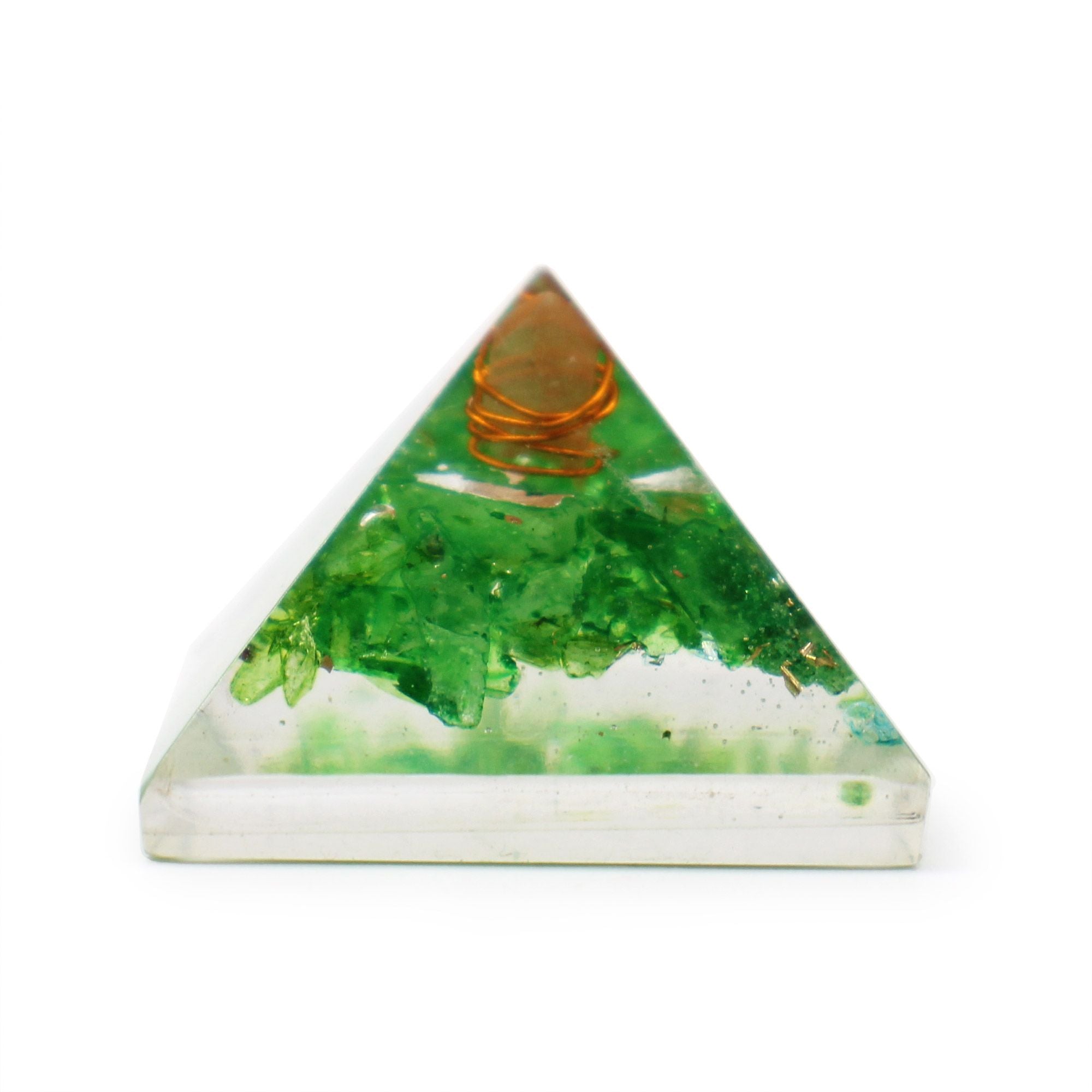 Liten orgonitpyramid 25 mm med gröna ädelstenar och koppar