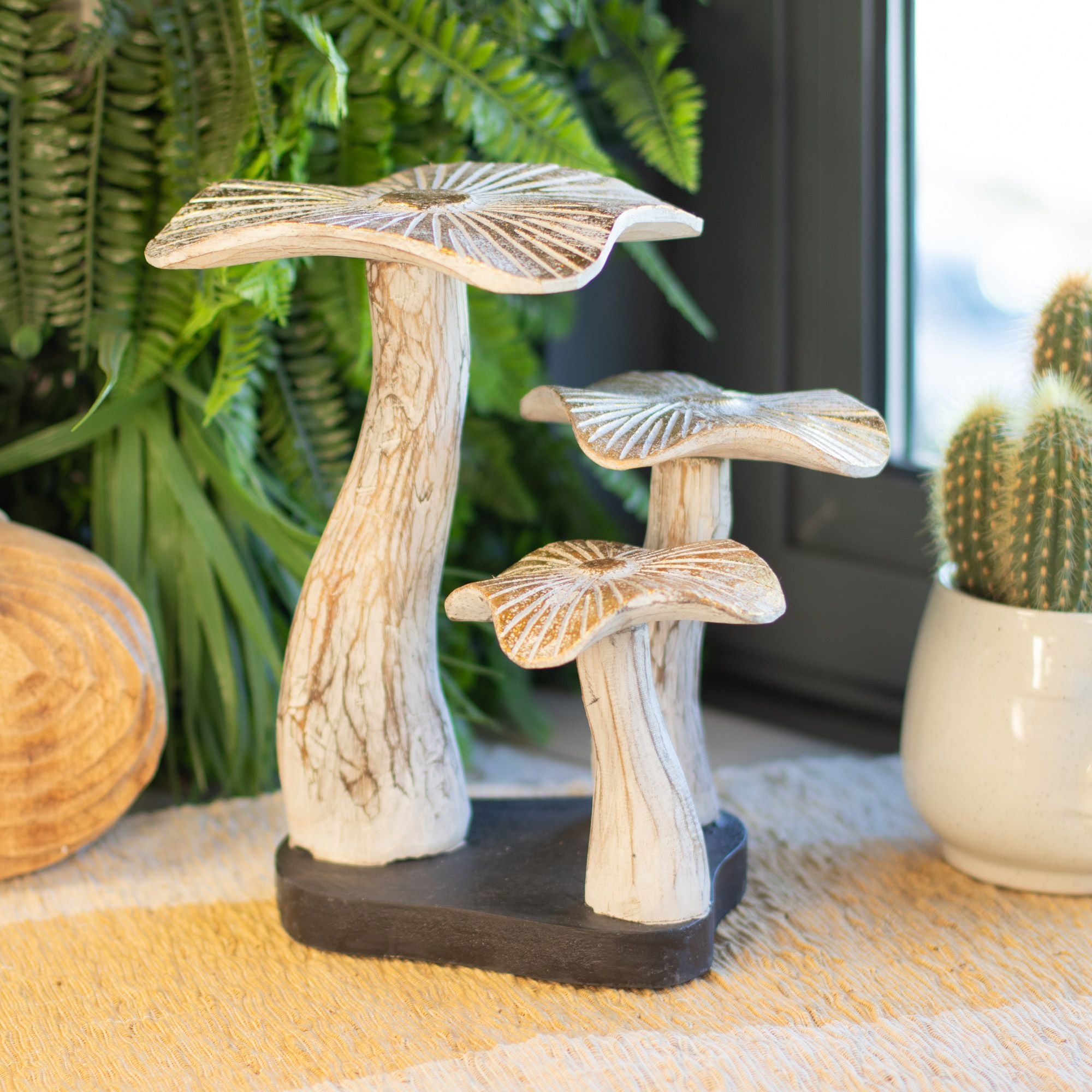 Konstnärlig guldsvampsfigur 25 cm med vit finish och gulddetaljer – unik present i albasia-trä för boho- och naturliga inredningar