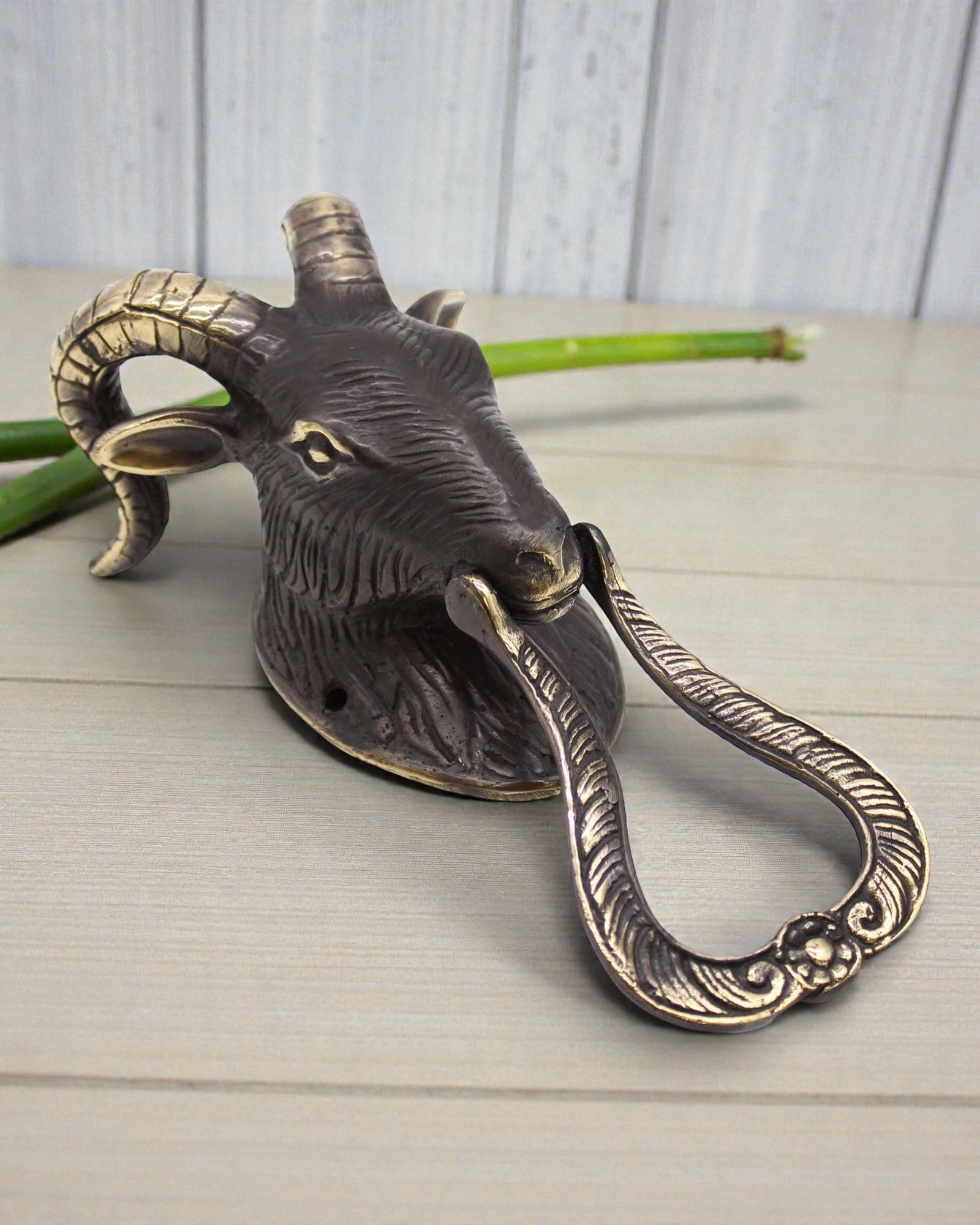 Hornförsedd tröskelväktare – handgjord dörrkläpp i mässing