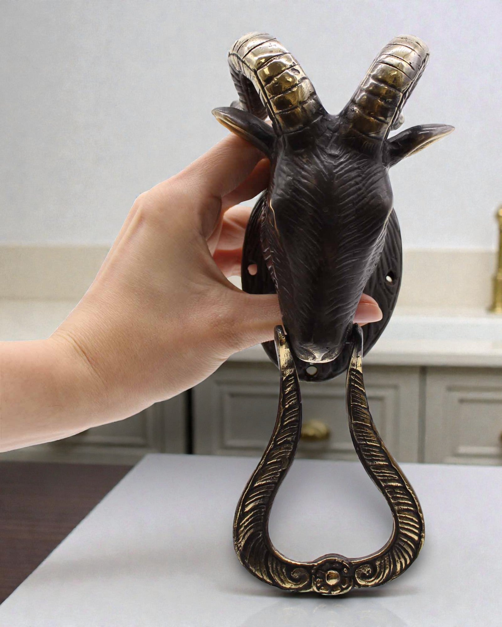 Hornförsedd tröskelväktare – handgjord dörrkläpp i mässing