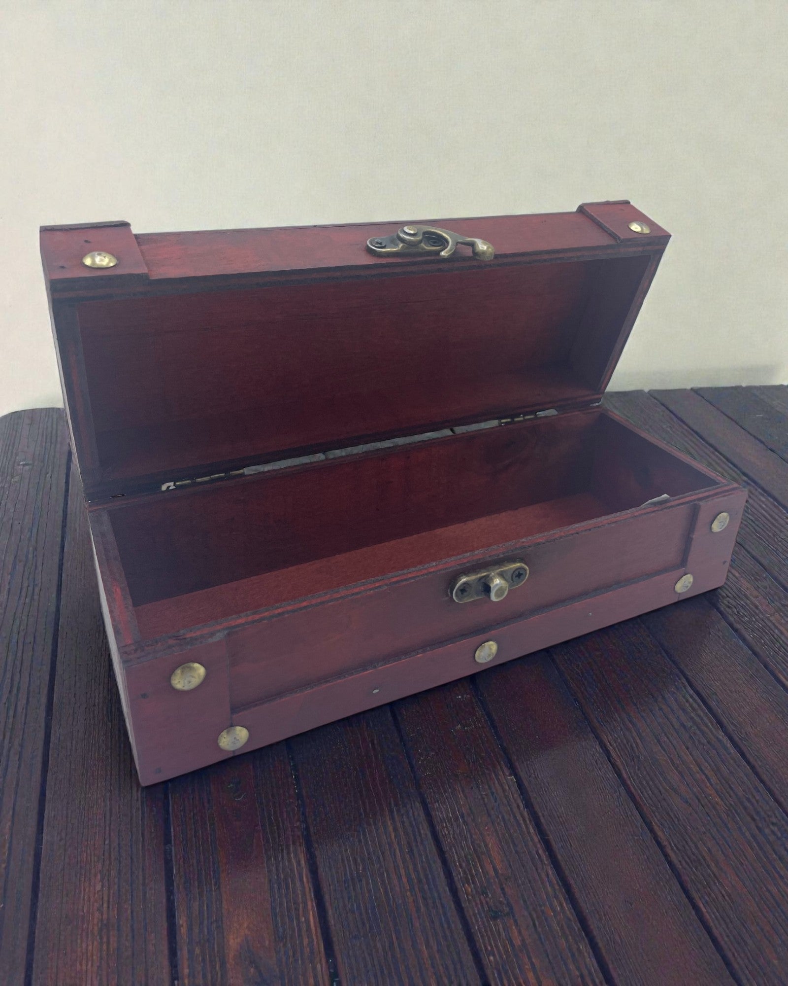 Slank bärnstensfärgad kista – lång brun låda