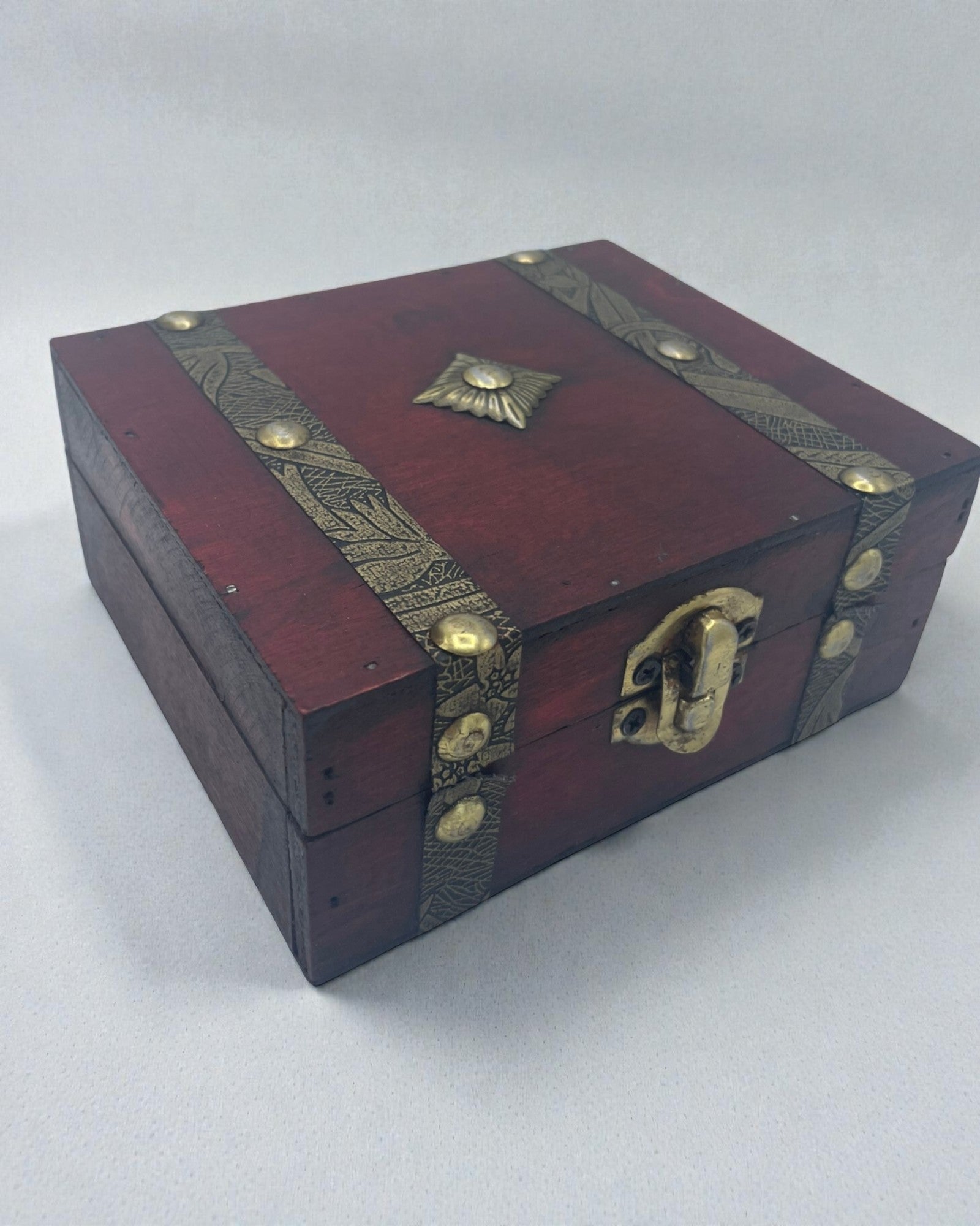 Rubinrött teskrin – kvadratisk brun låda