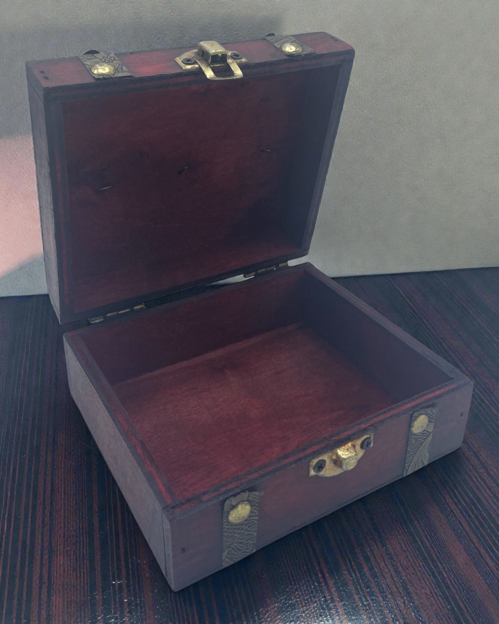 Rubinrött teskrin – kvadratisk brun låda