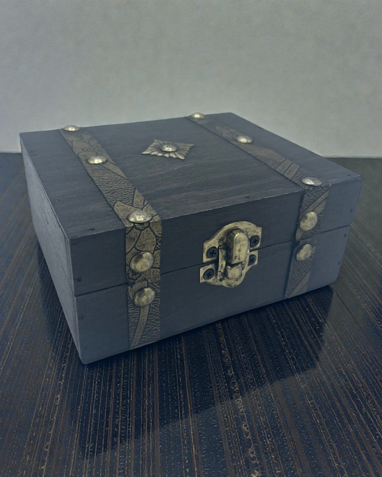 Herbaciana Dimark – kvadratisk grå låda