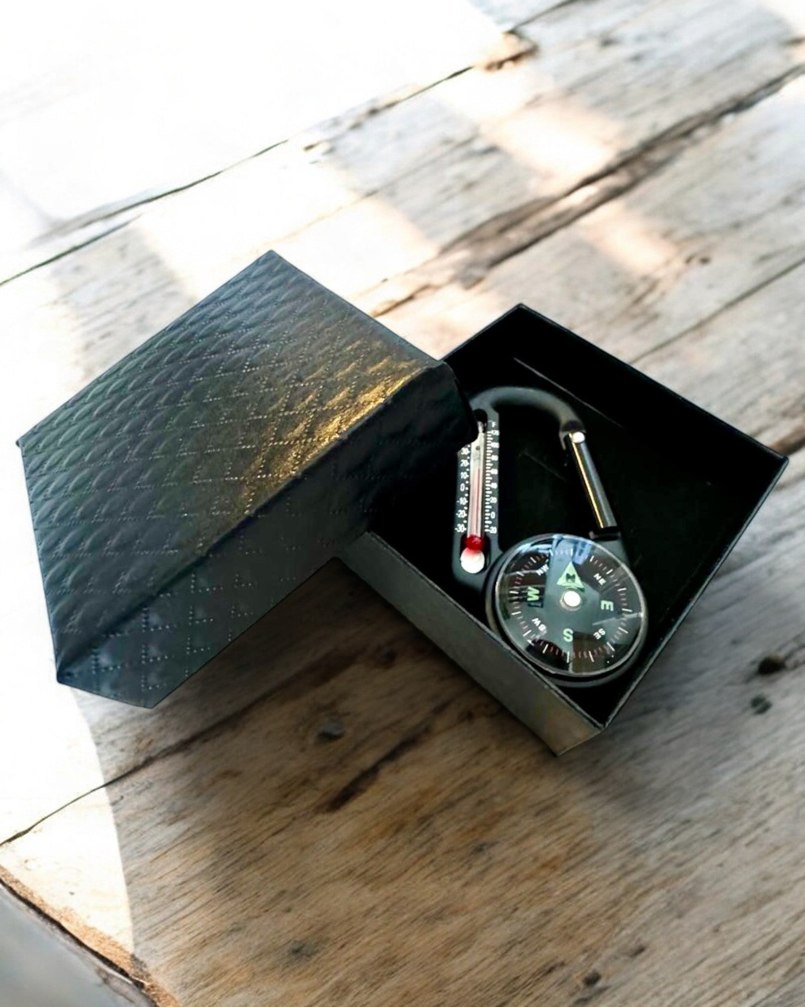 Karbinhakekompass med termometer, nyckelring - möjlighet till gravyr