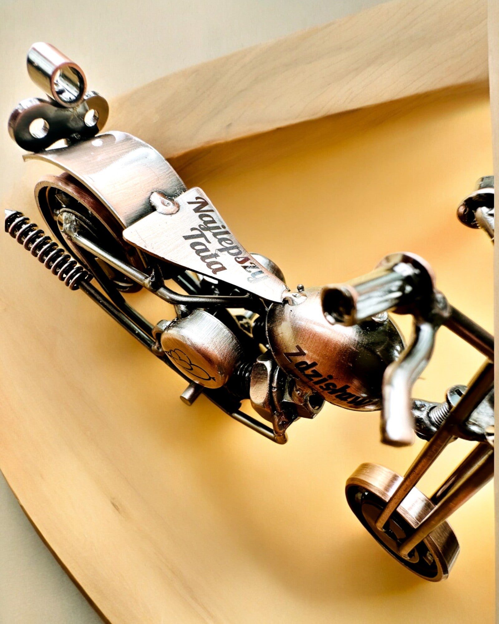 Handgjord Motorcykelmodell i järn, Chopper, anpassning, gravyr som present