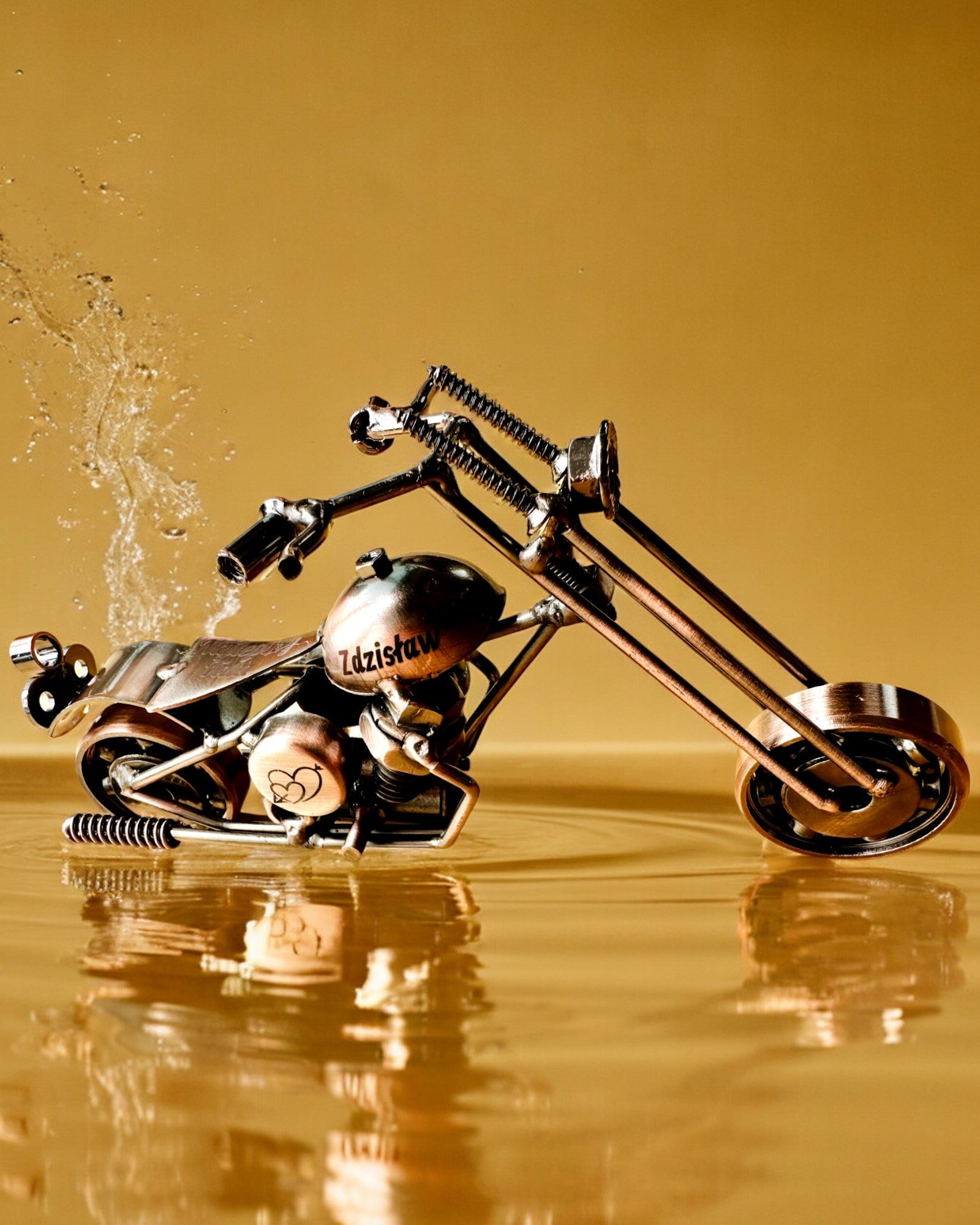 Handgjord Motorcykelmodell i järn, Chopper, anpassning, gravyr som present