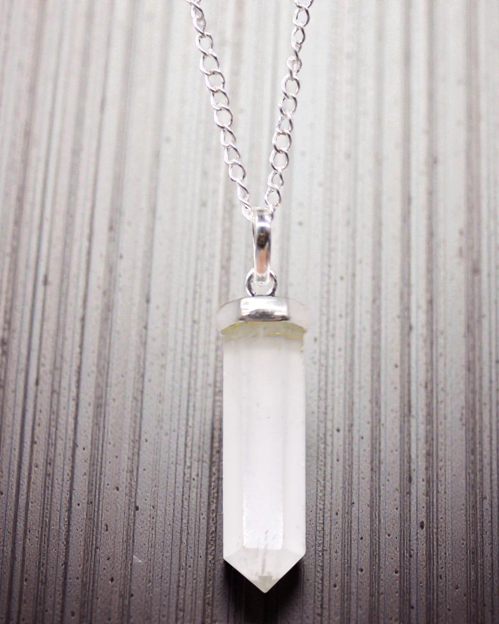 Kristallspets – klassiskt spetsformat hängsmycke av bergkristall