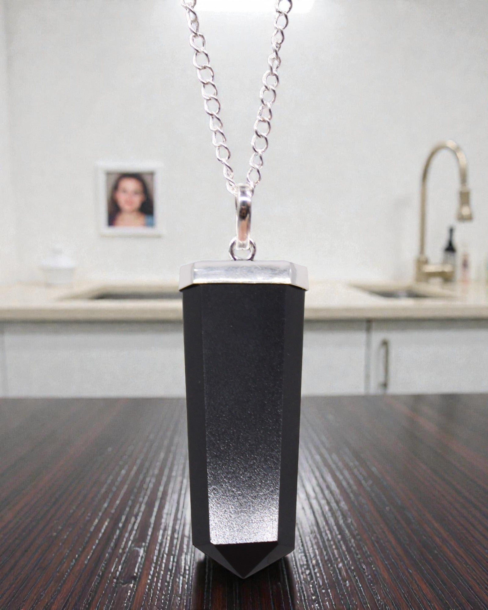 Obsidianstråle – platt hänge av svart agat i kristallslipning