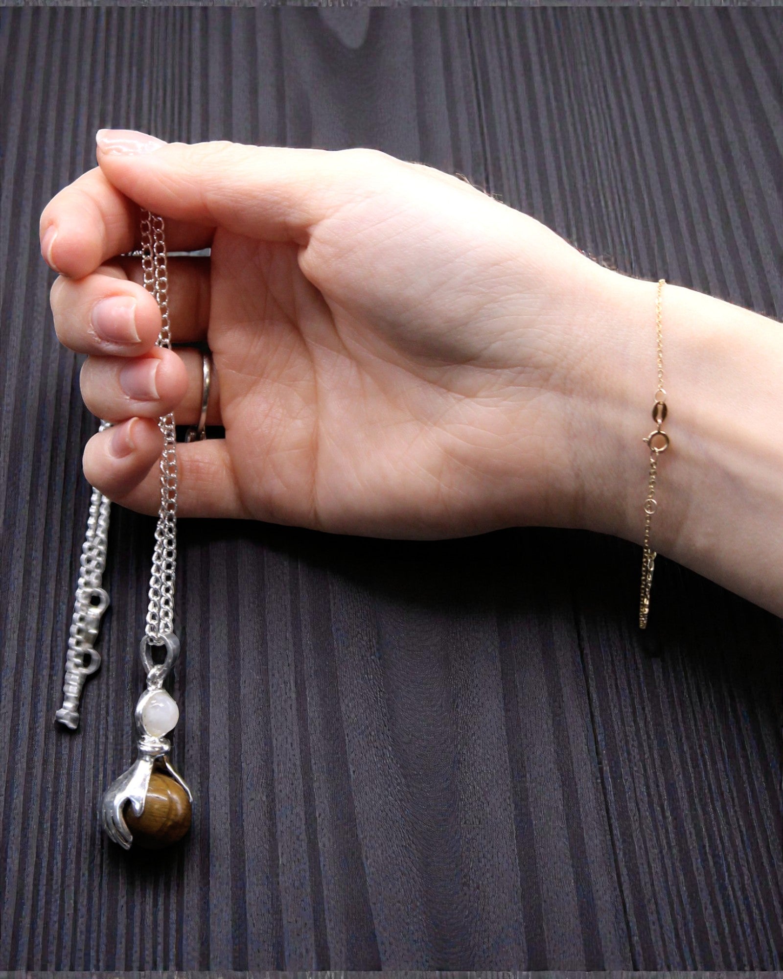 Kristallhänder – halsbandshänge med helande händer av tigeröga