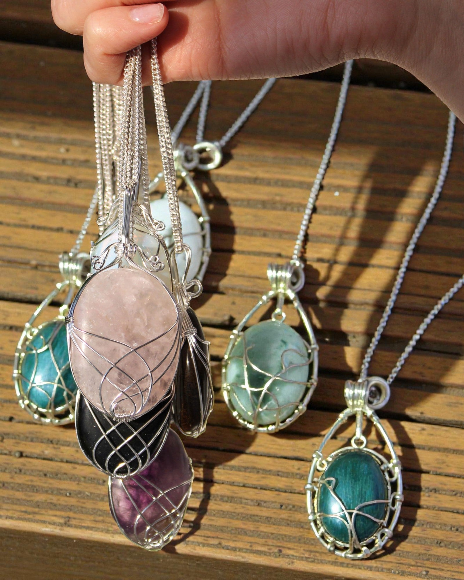 Spiralformad delikatess – halsband med rosenkvarts