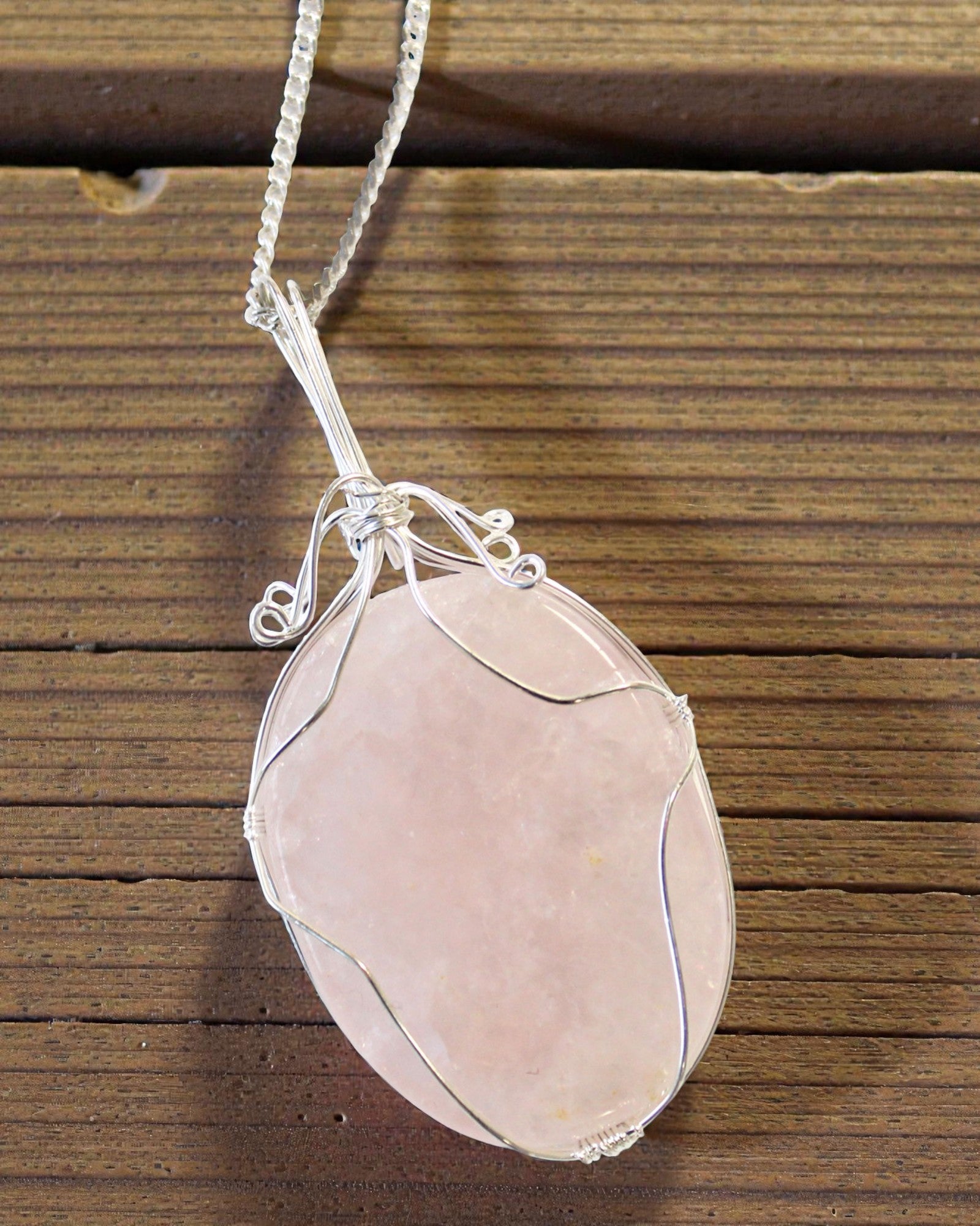 Spiralformad delikatess – halsband med rosenkvarts