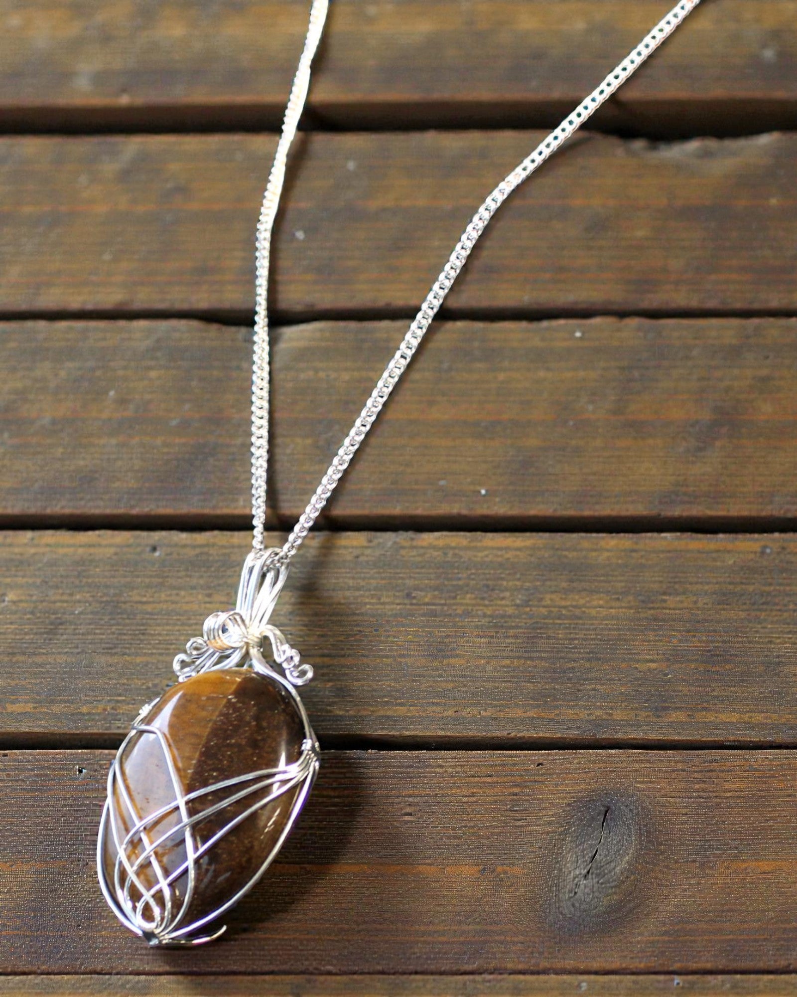 Kraftens virvlar – handflätat halsband med tigeröga